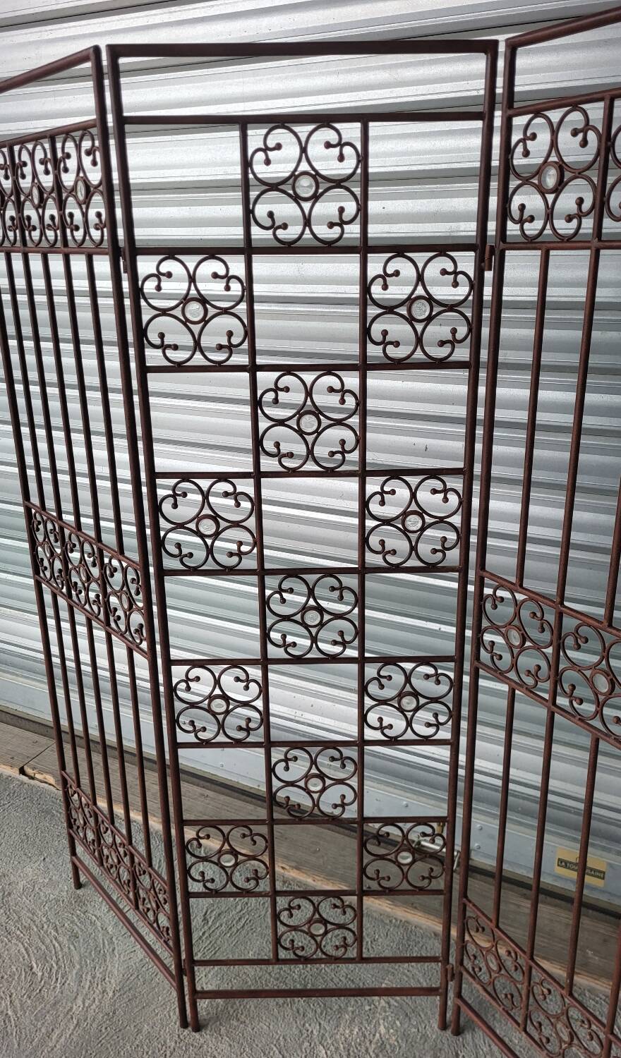 Screen partition wall made of glass and wrought iron
