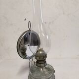 Ancienne lampe à pétrole en verre avec son miroir