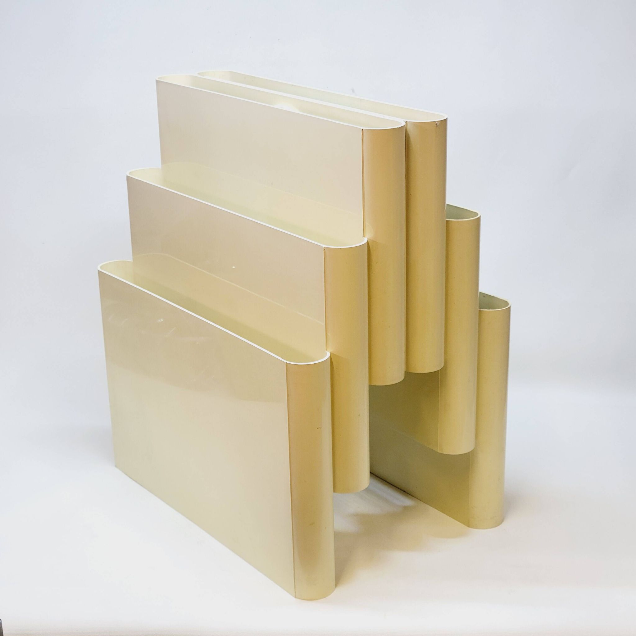 Kartell Vintage 4675 Magazine Rack Design by Giotto Stoppino in Plastic C