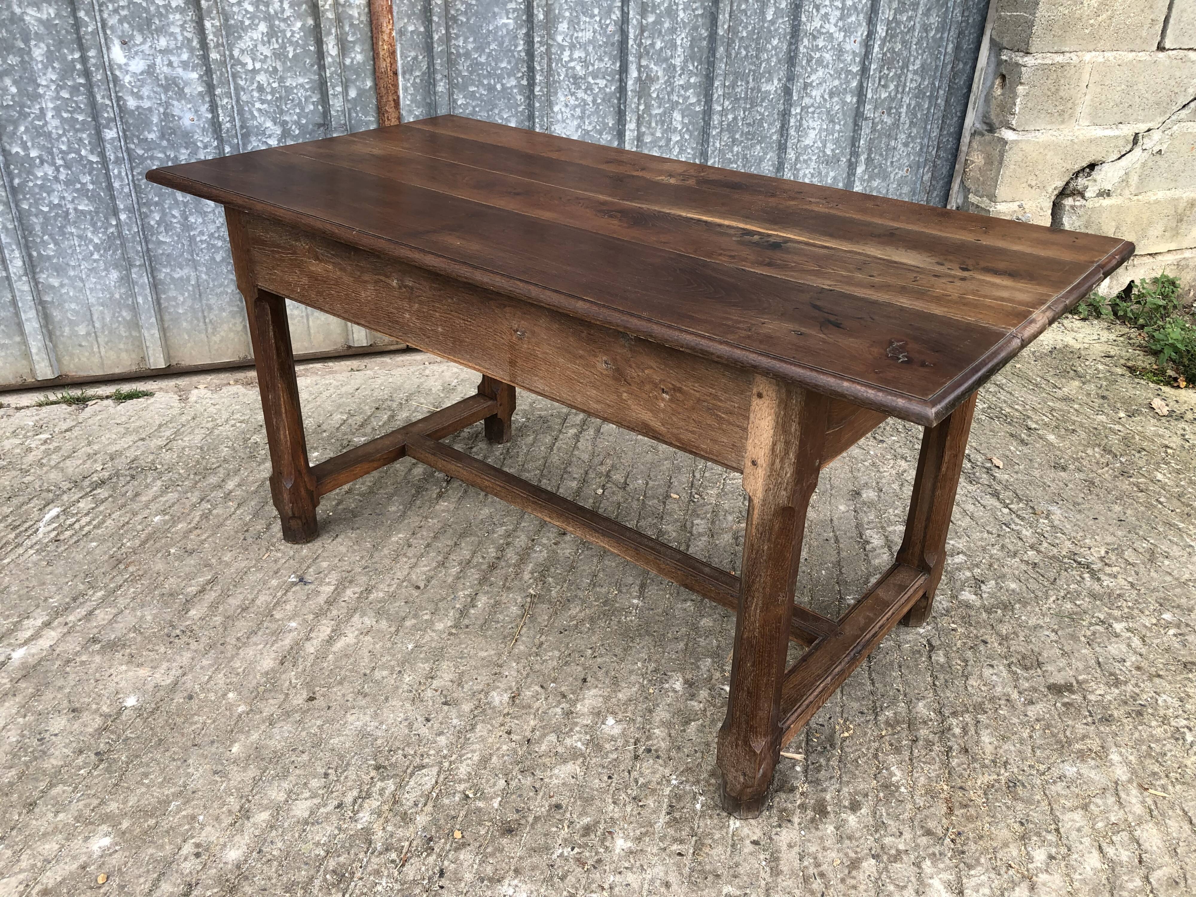 Table ancienne à barre à chat en chêne massif avec 2 tiroirs de face.