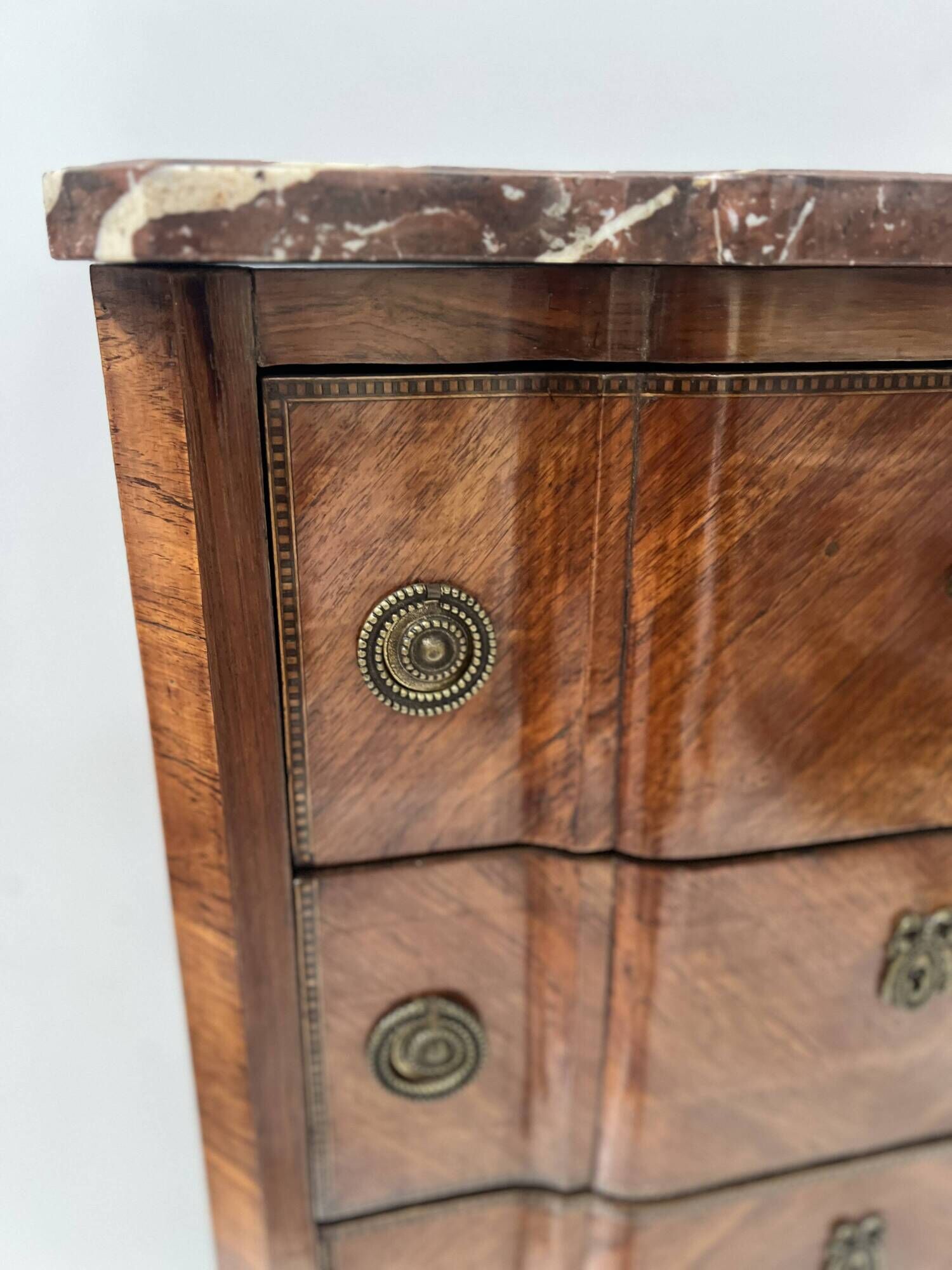 Transitional style chest of drawers in rosewood and amaranth veneer, 20th century.