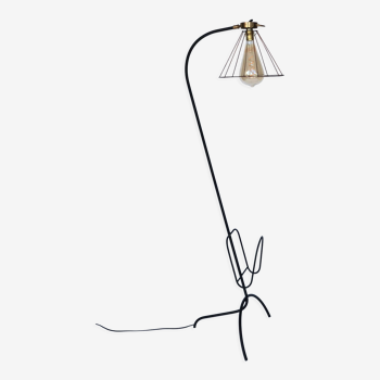 Magazine floor lamp in wrought iron and brass, exposed bulb 1960