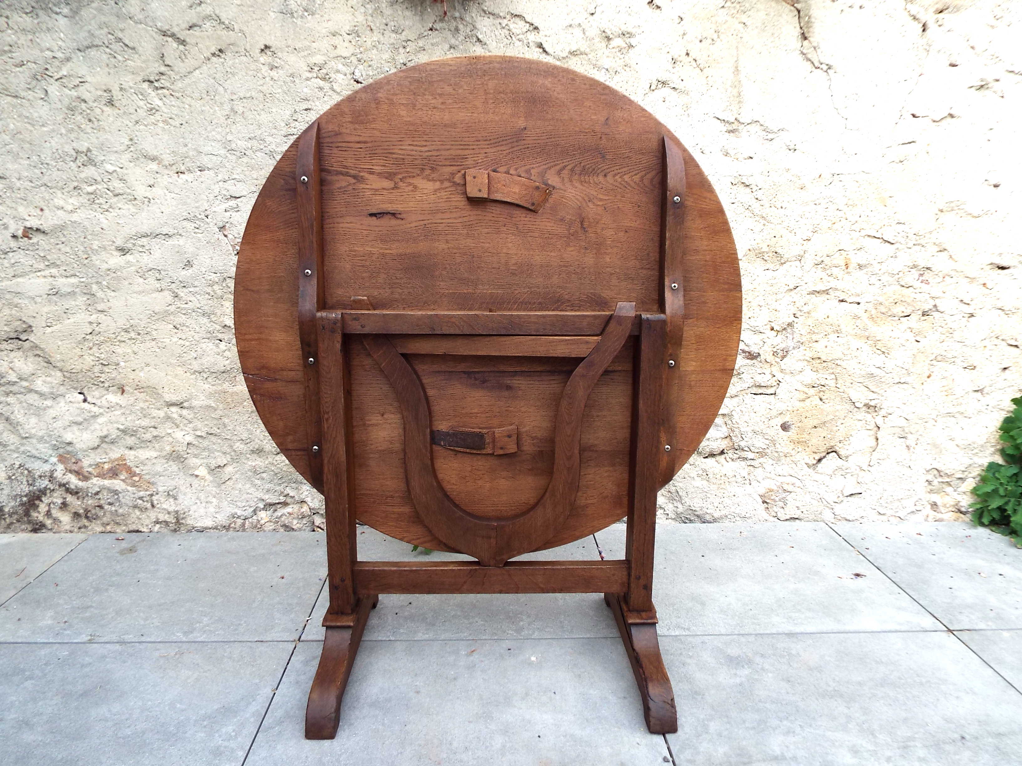 Folding round table winemaker