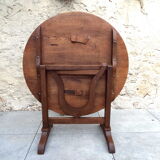 Folding round table winemaker