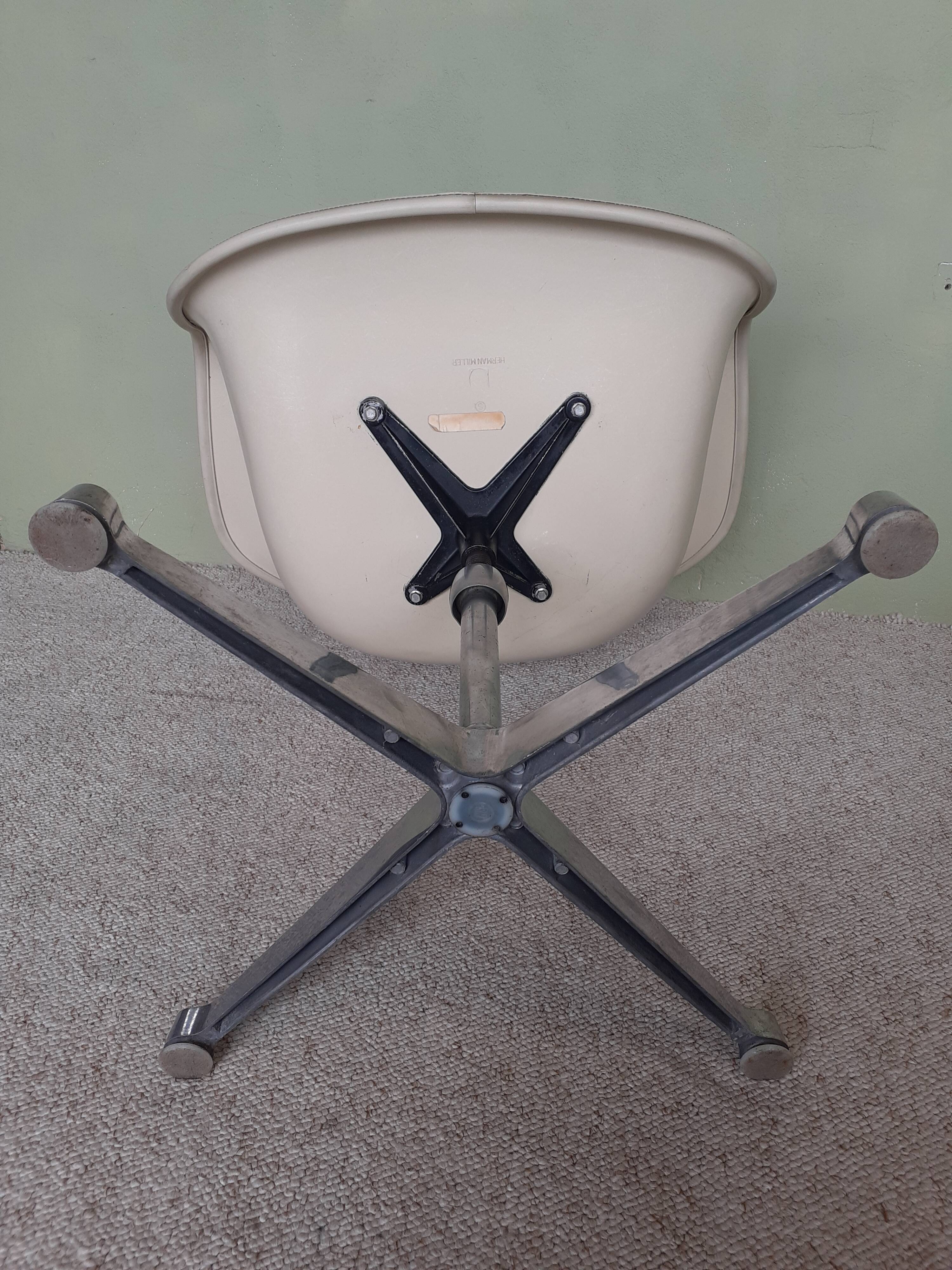 Swivel and adjustable office chair by Charles and Ray Eames, ed. Herman Miller