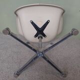 Swivel and adjustable office chair by Charles and Ray Eames, ed. Herman Miller