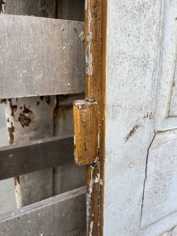 porte ancienne en chêne peint