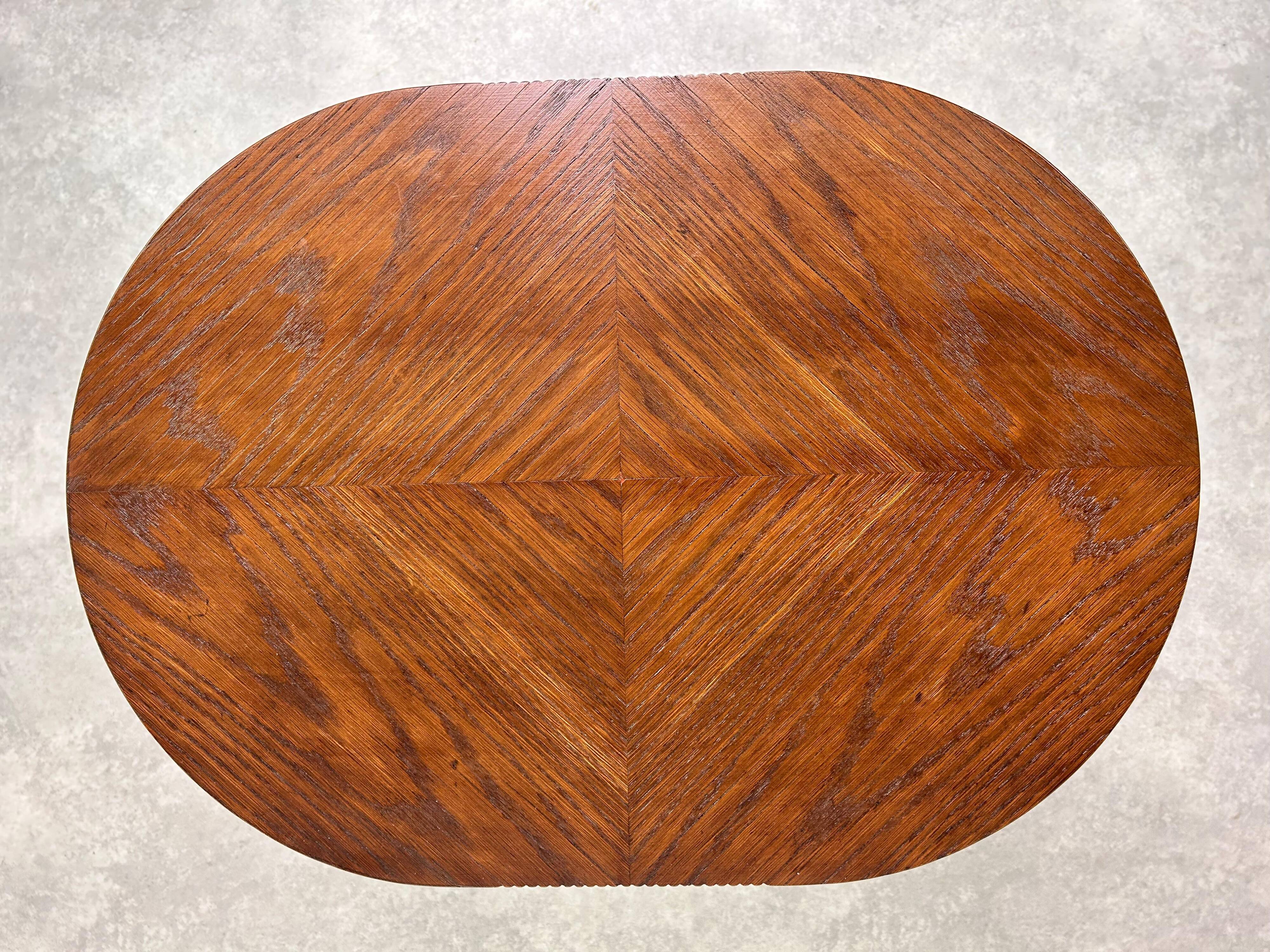 Table d'appoint ovale à six pieds dans le style de la sécession viennoise