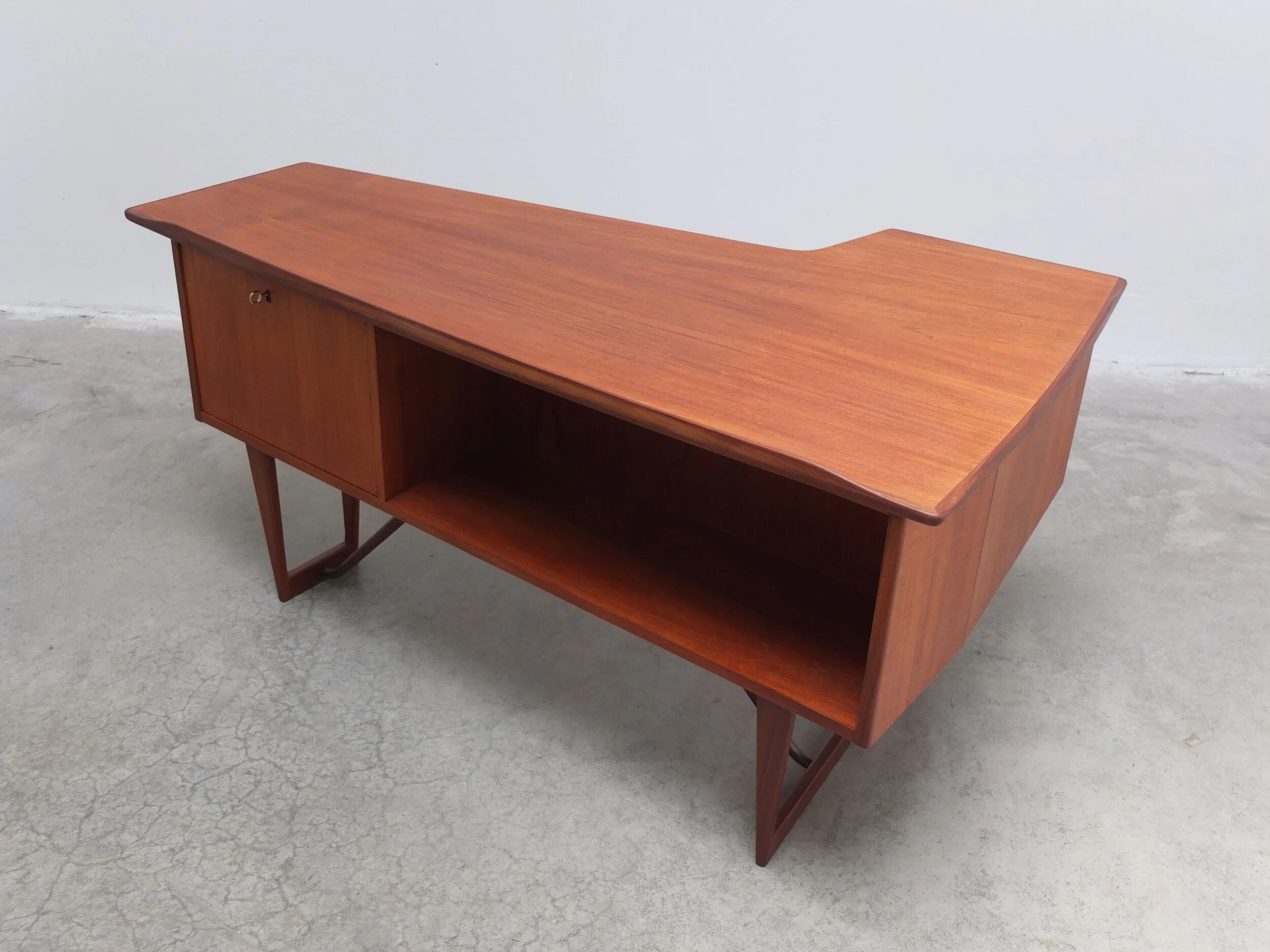Freestanding 'Boomerang' desk in teak by Peter Løvig Nielsen, 1968