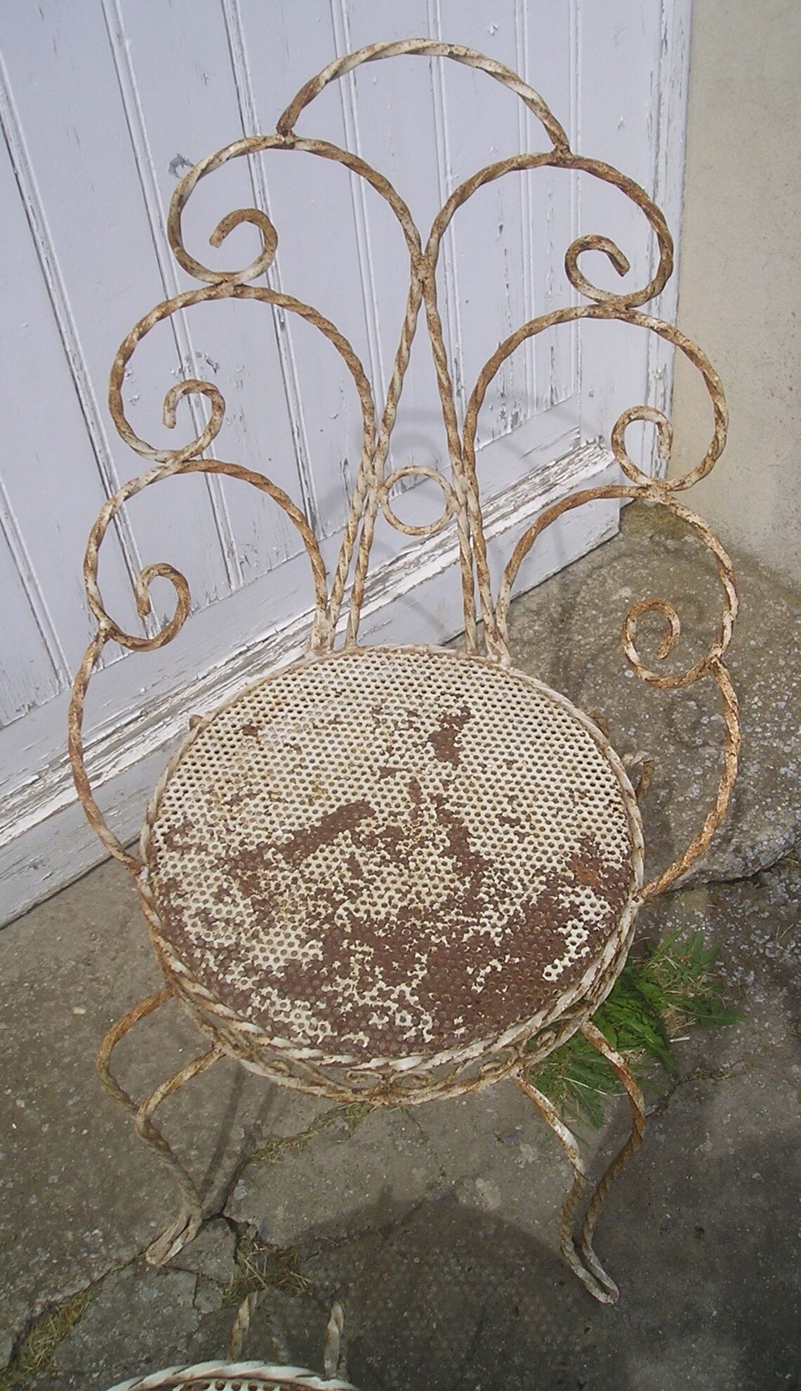 Set of 2 garden chairs and wrought iron pedestal table