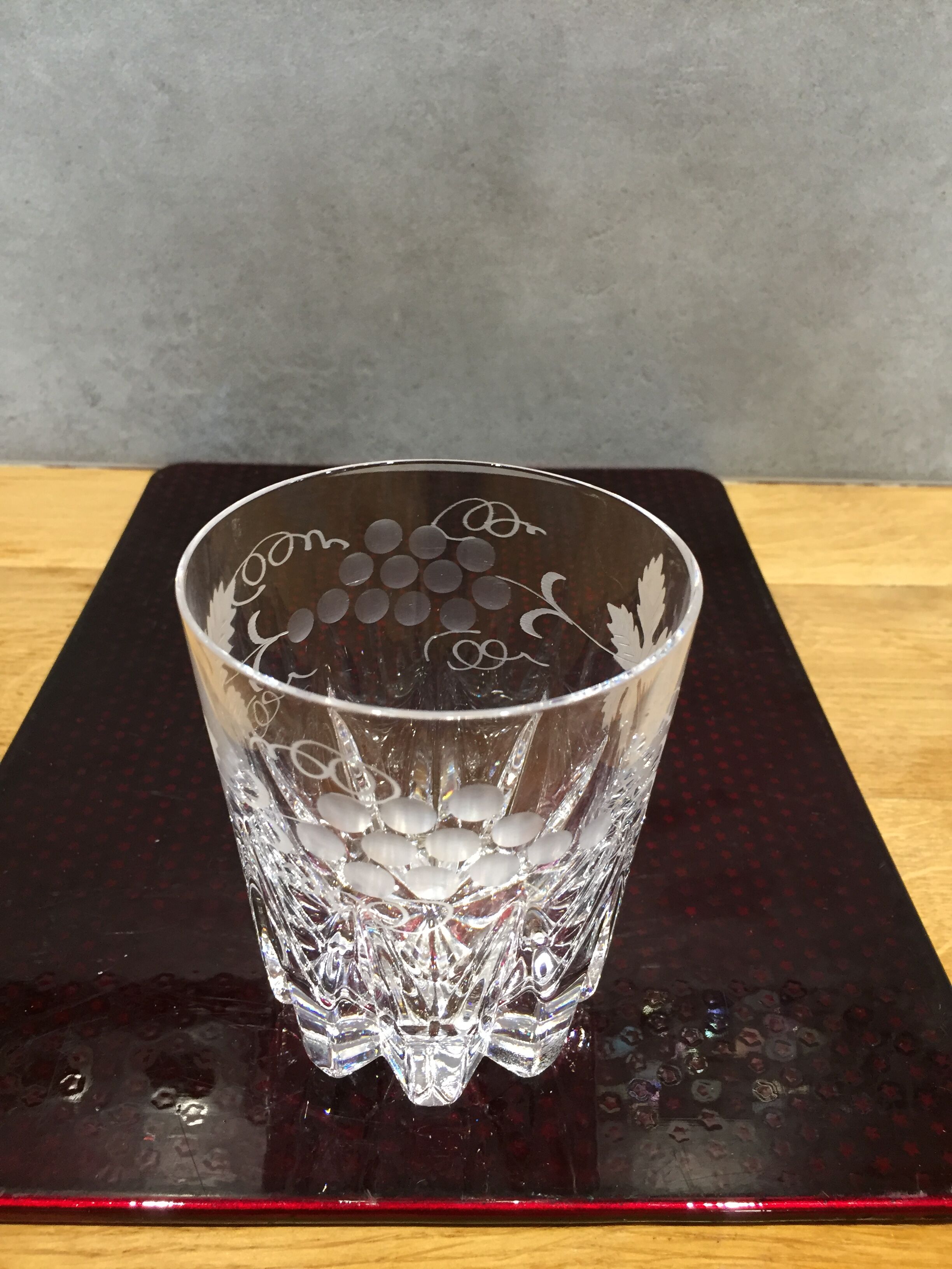 Series of 4 crystal whiskey glasses engraved vine decoration