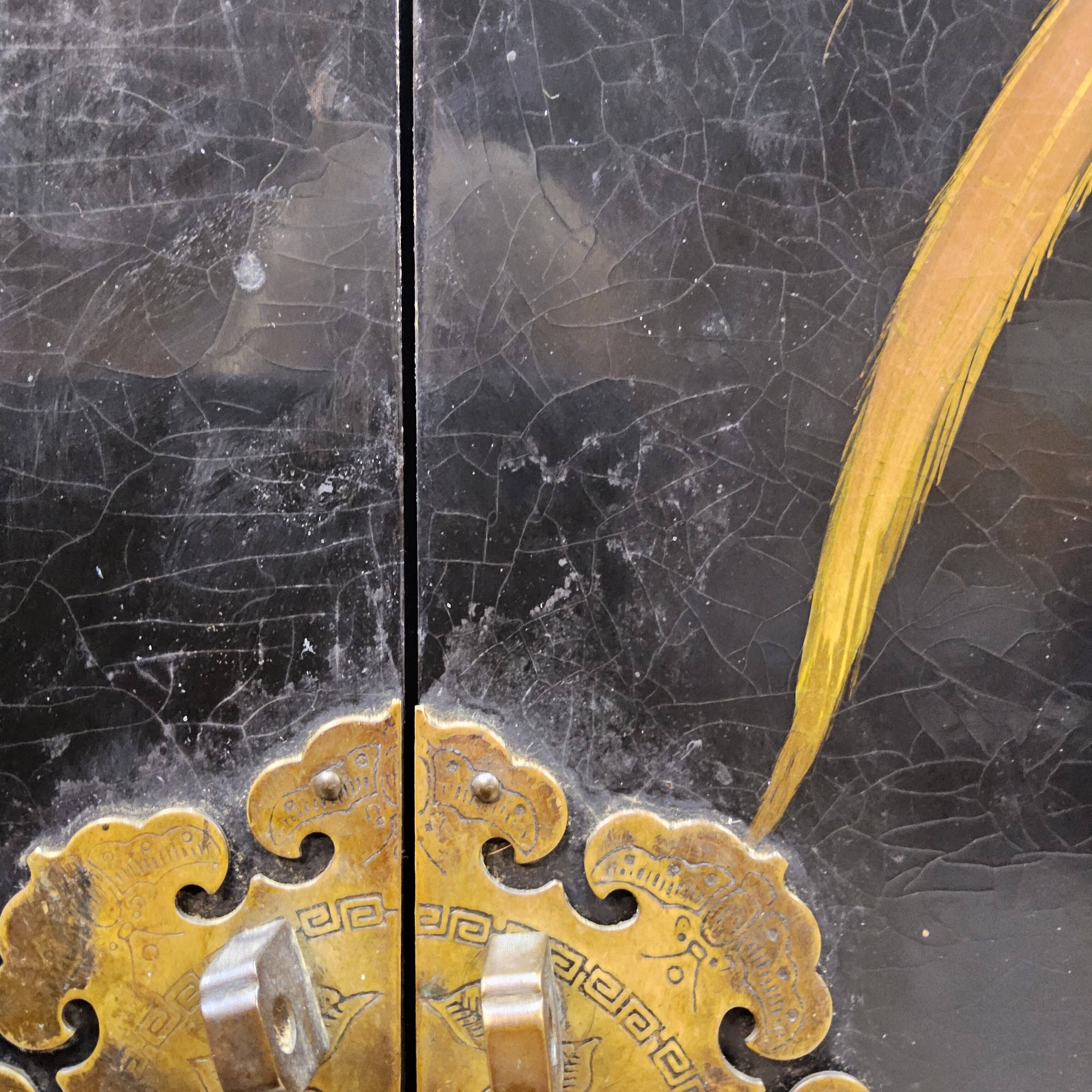 Cabinet vintage chinois laqué noir avec oiseaux et fleurs bohème