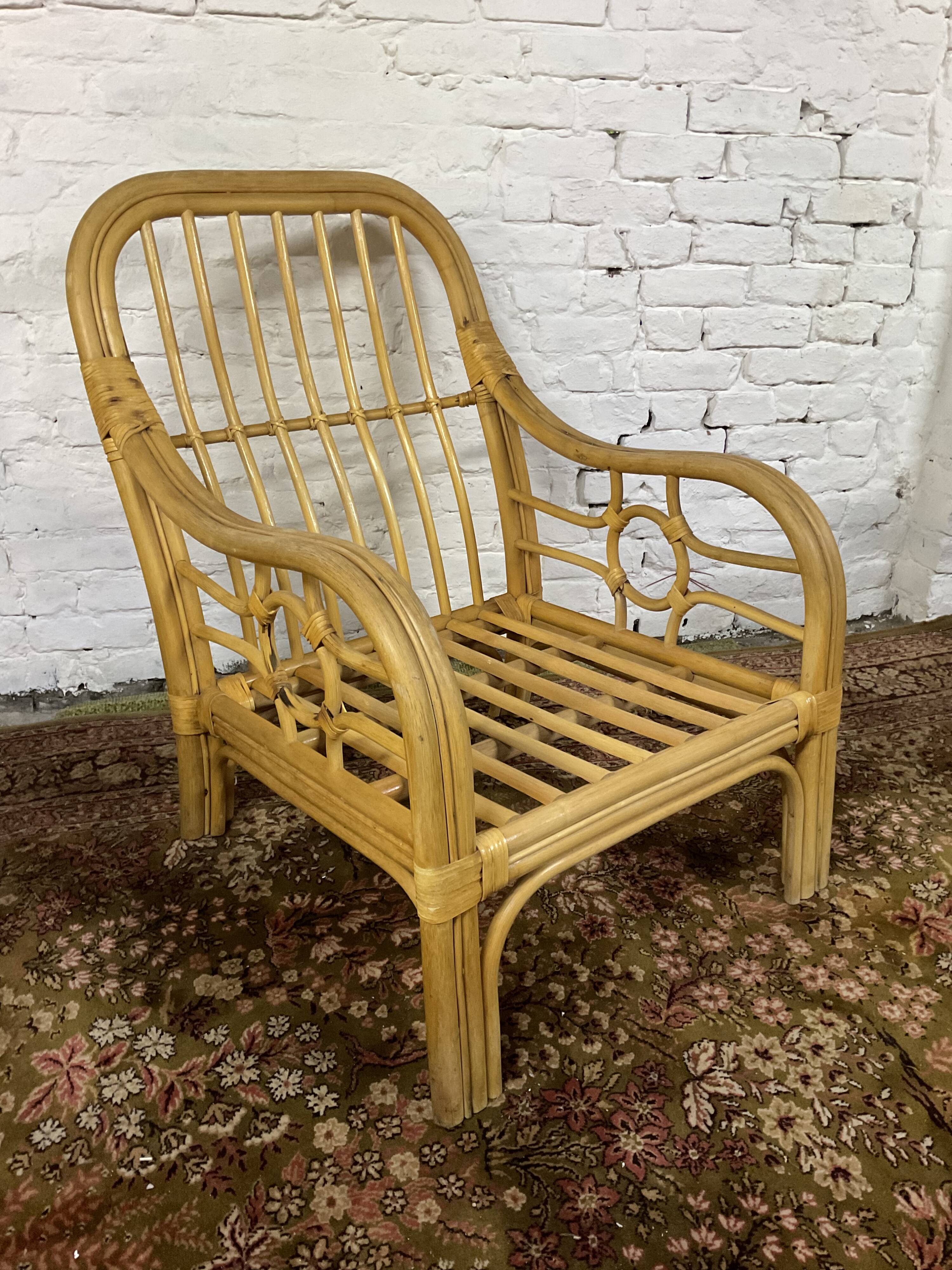 Fauteuil chauffeuse vintage en rotin des années 70