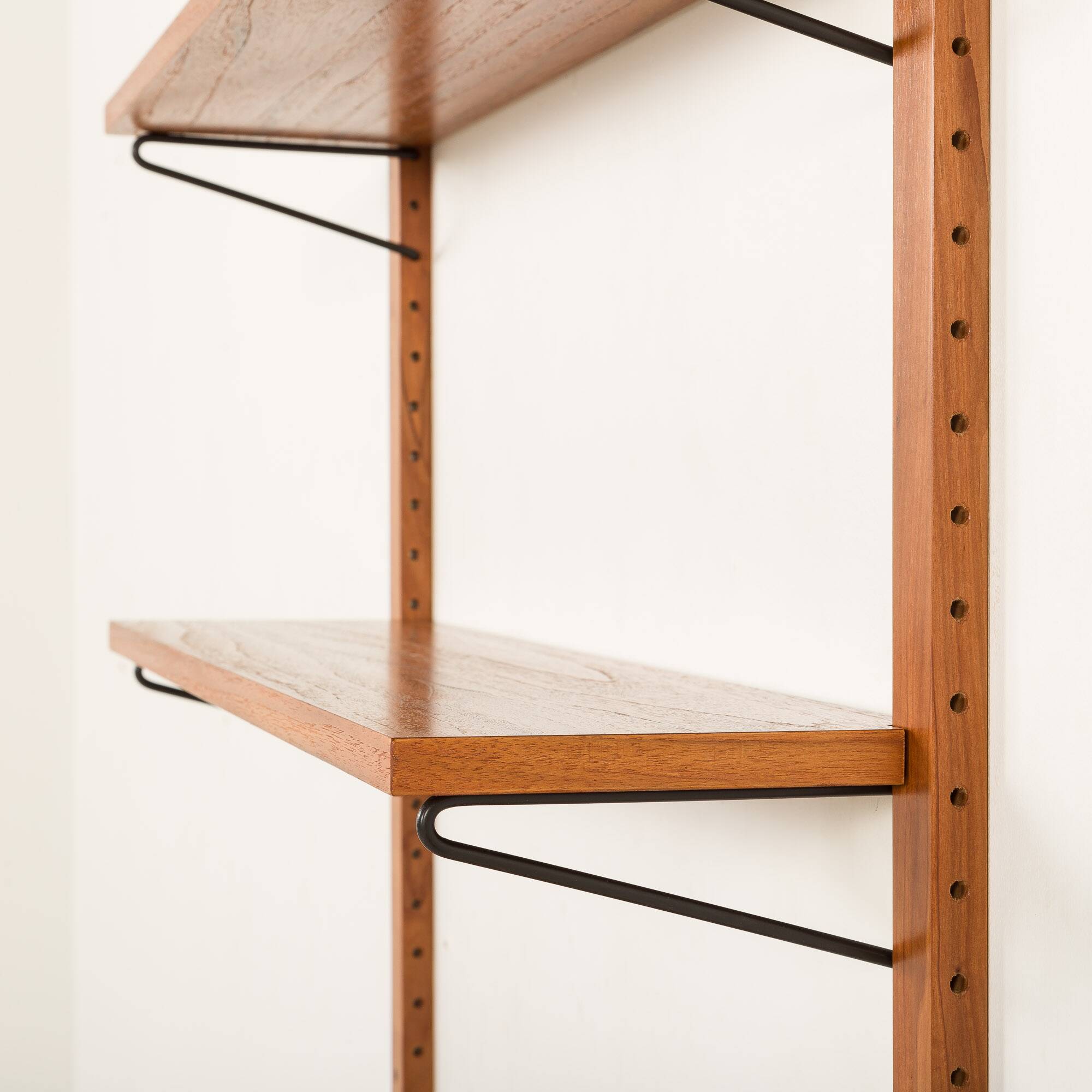 Étagère en teck scandinave des années 1970 avec un console.