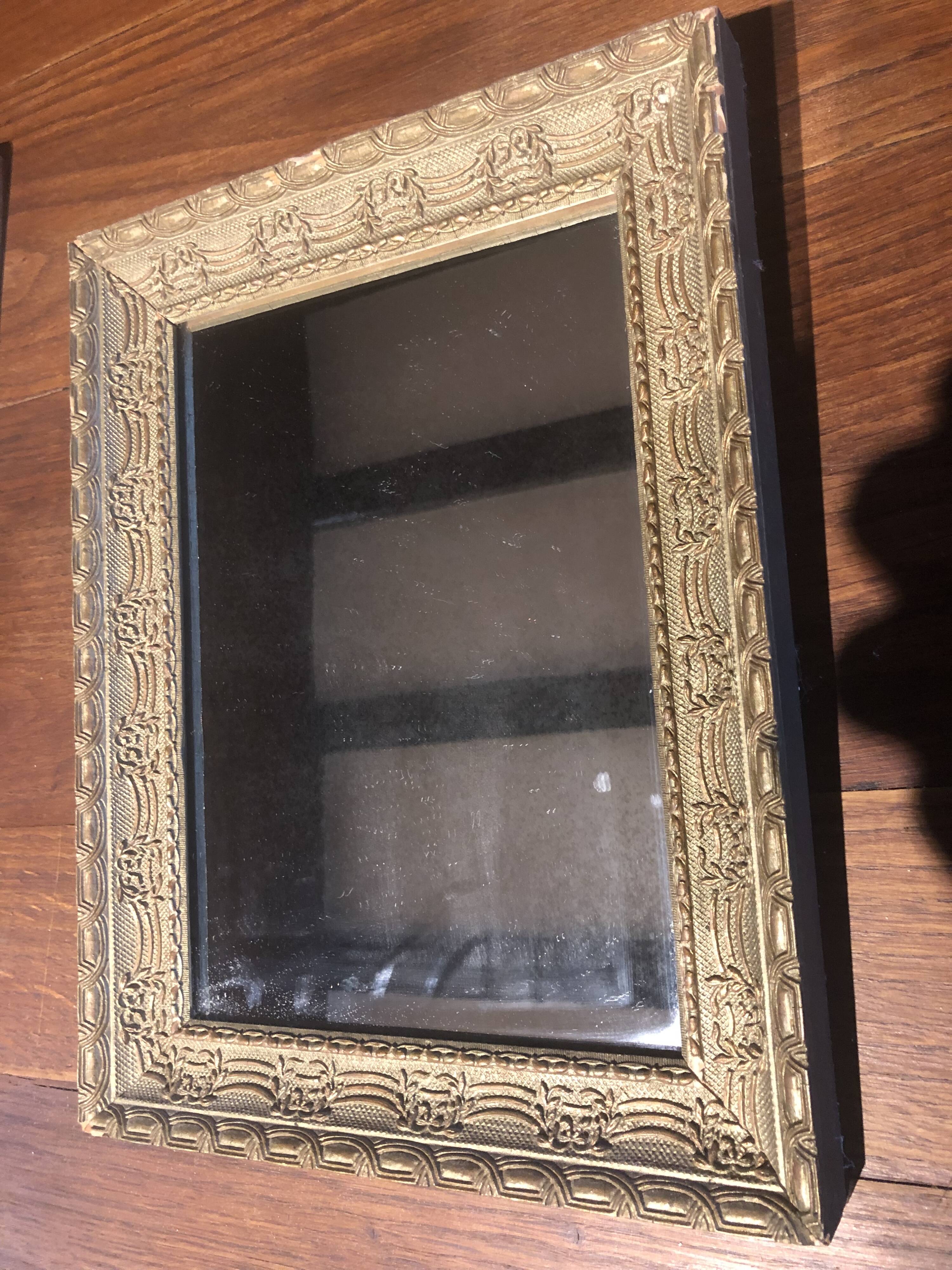 Small carved mirror 22x32cm