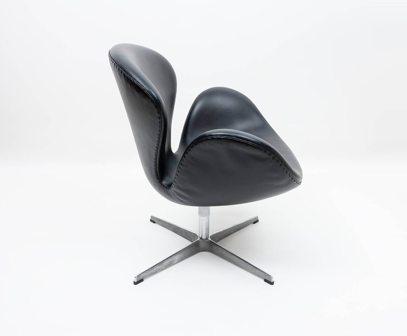 Danish Swan chair design Arne Jacobsen Fritz Hansen