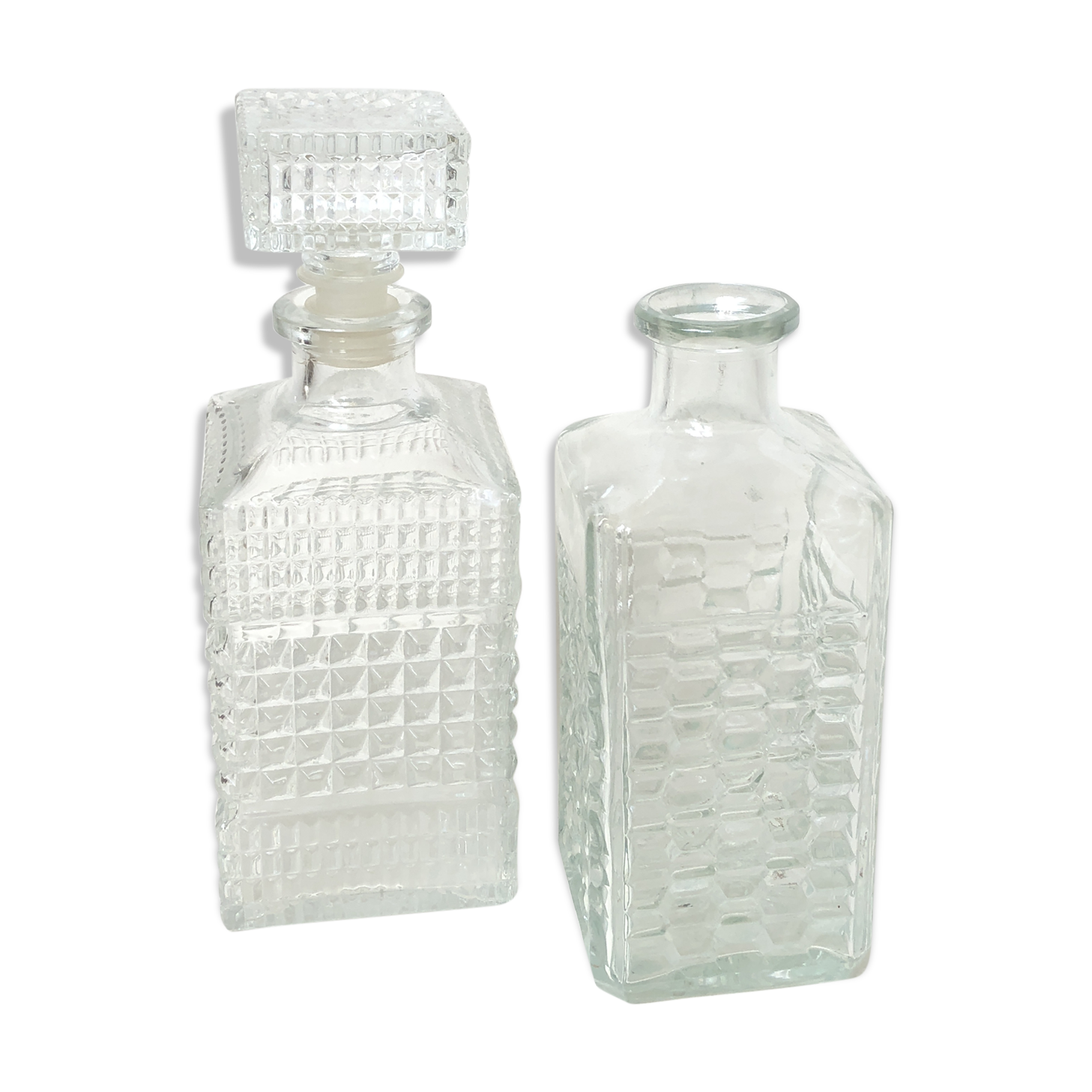 Ensemble de 2 bouteilles en verre ciselé