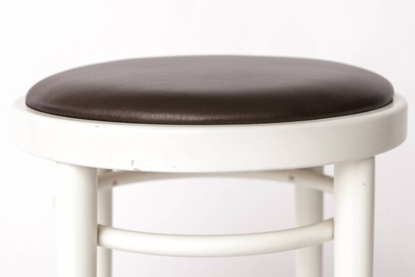 Tabouret Thonet vintage – Bois laqué blanc et cuir marron – Années 1990-2000