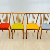 Quatre chaises colorées