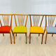 Quatre chaises colorées