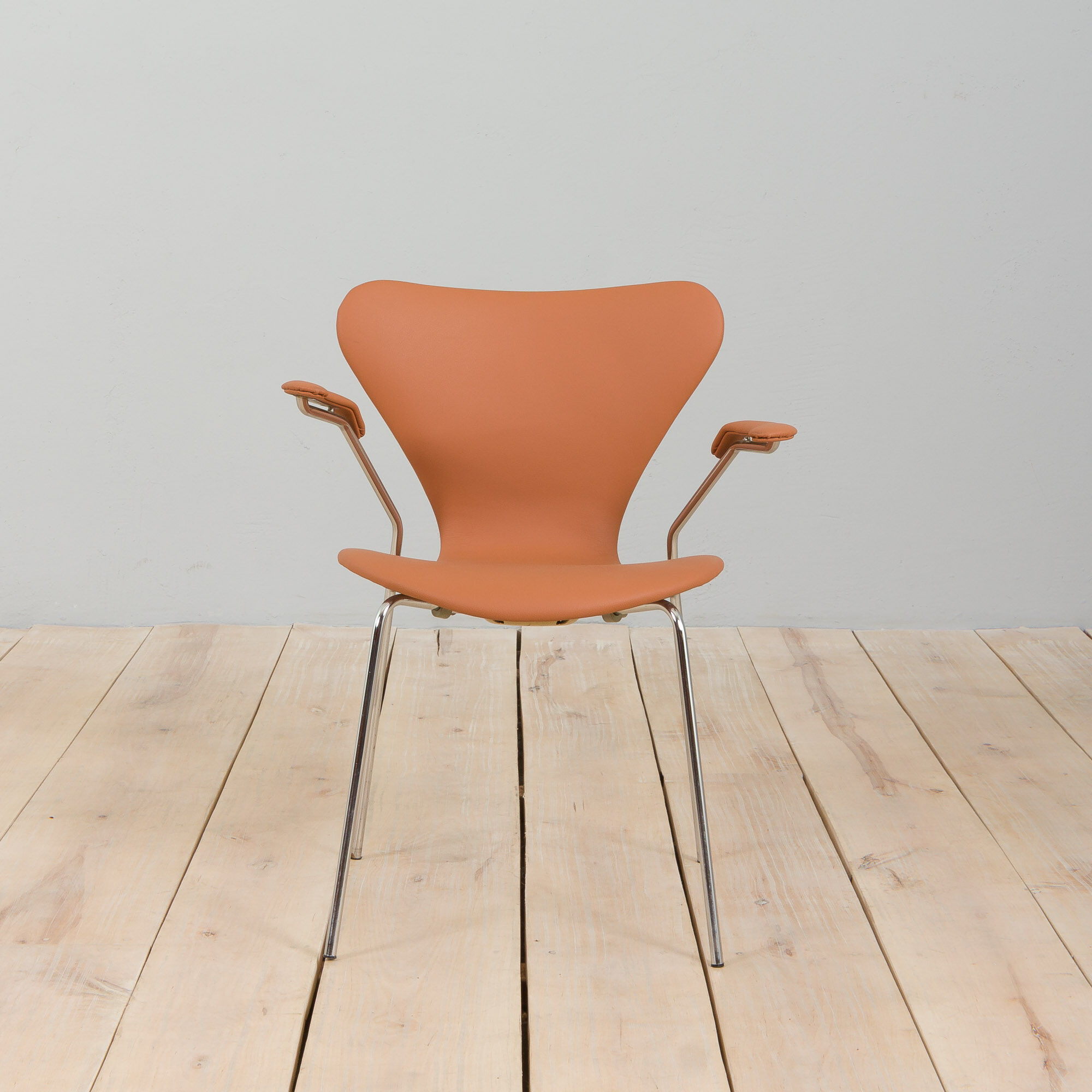 Series 7 chair model 3207 by Arne Jacobsen , Denmark 1980