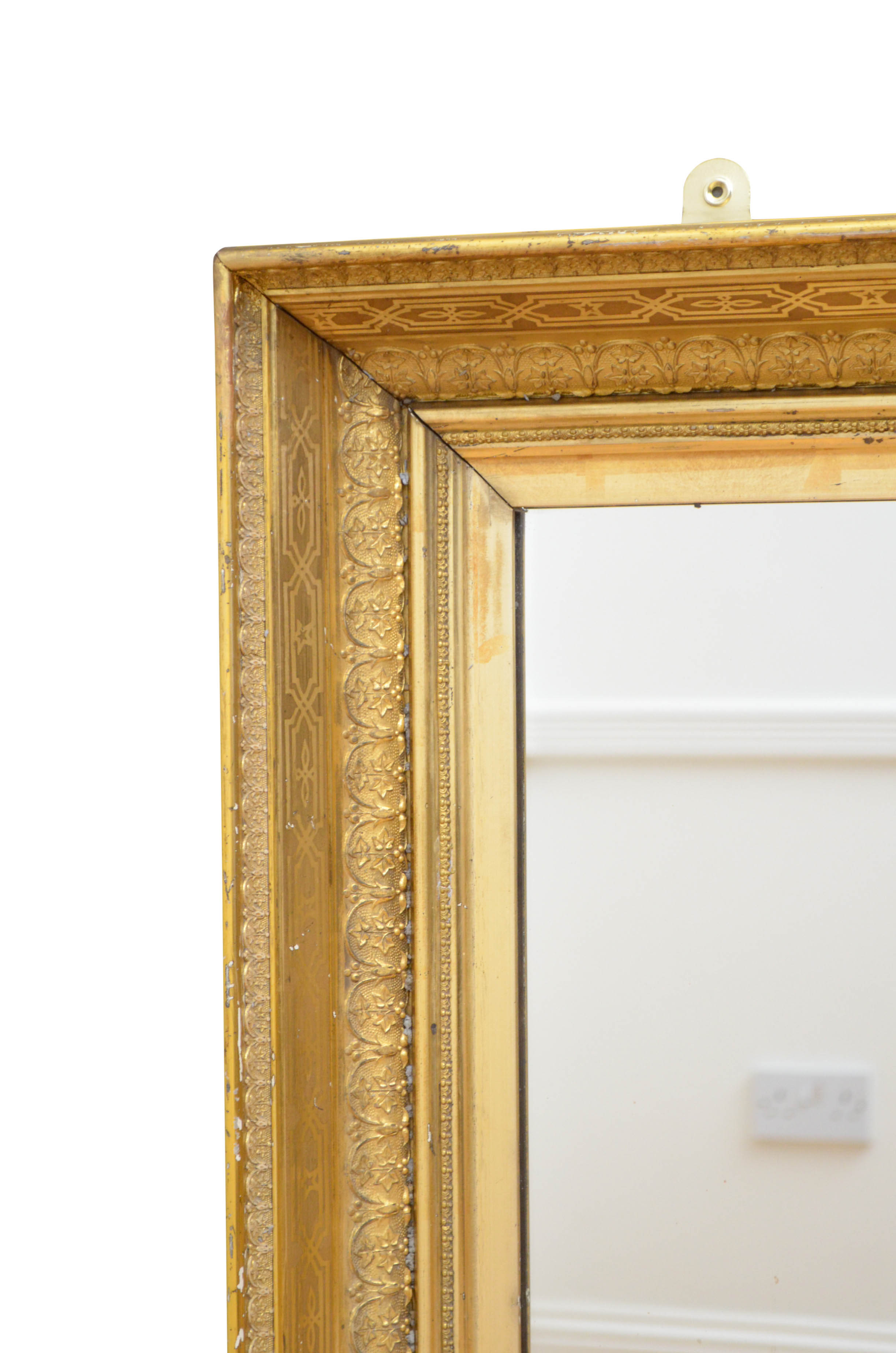 Miroir mural en bois doré français - 86x105cm