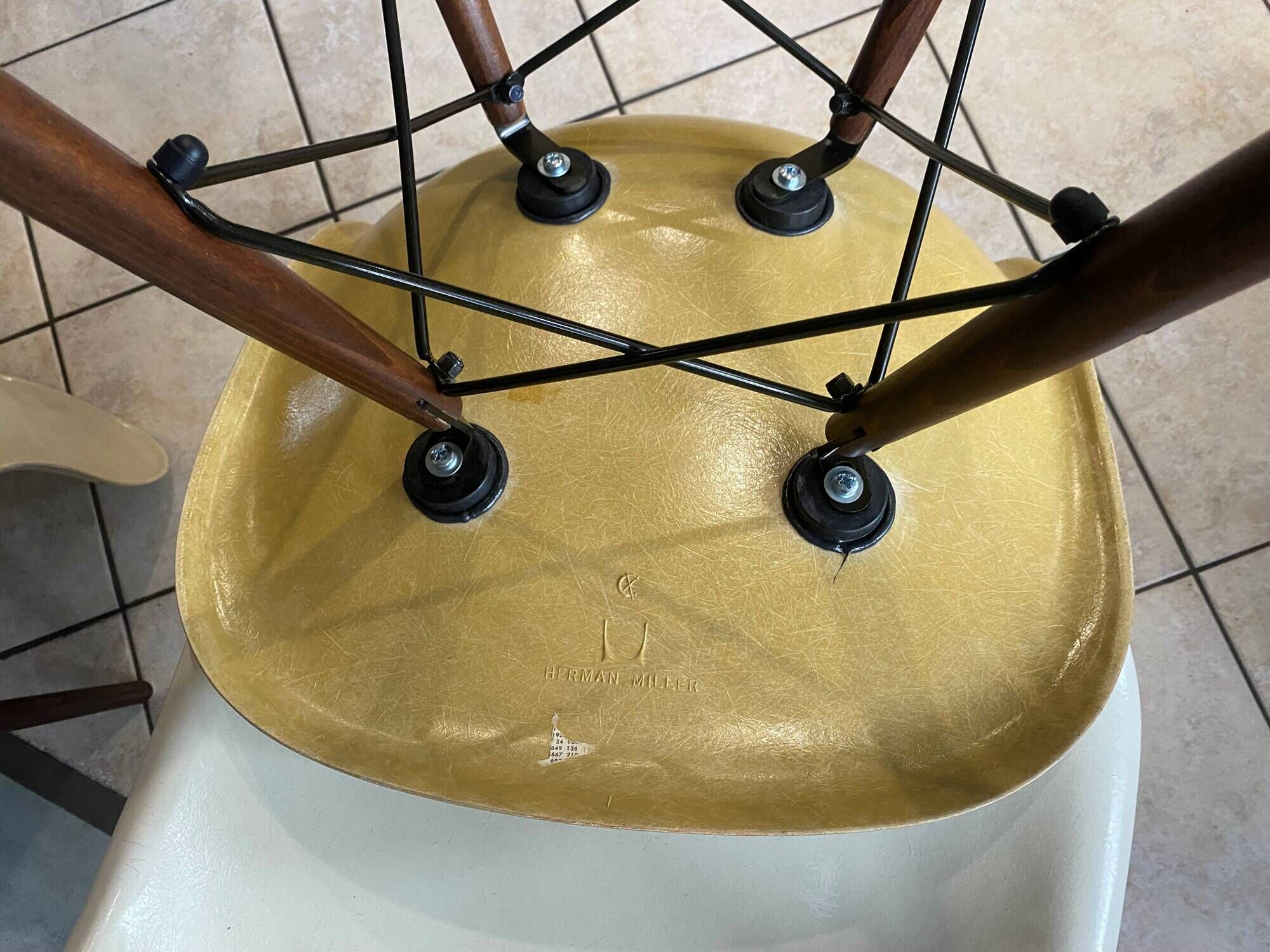 Lot 4 chaises dsw fibre noyer eames herman miller vintage