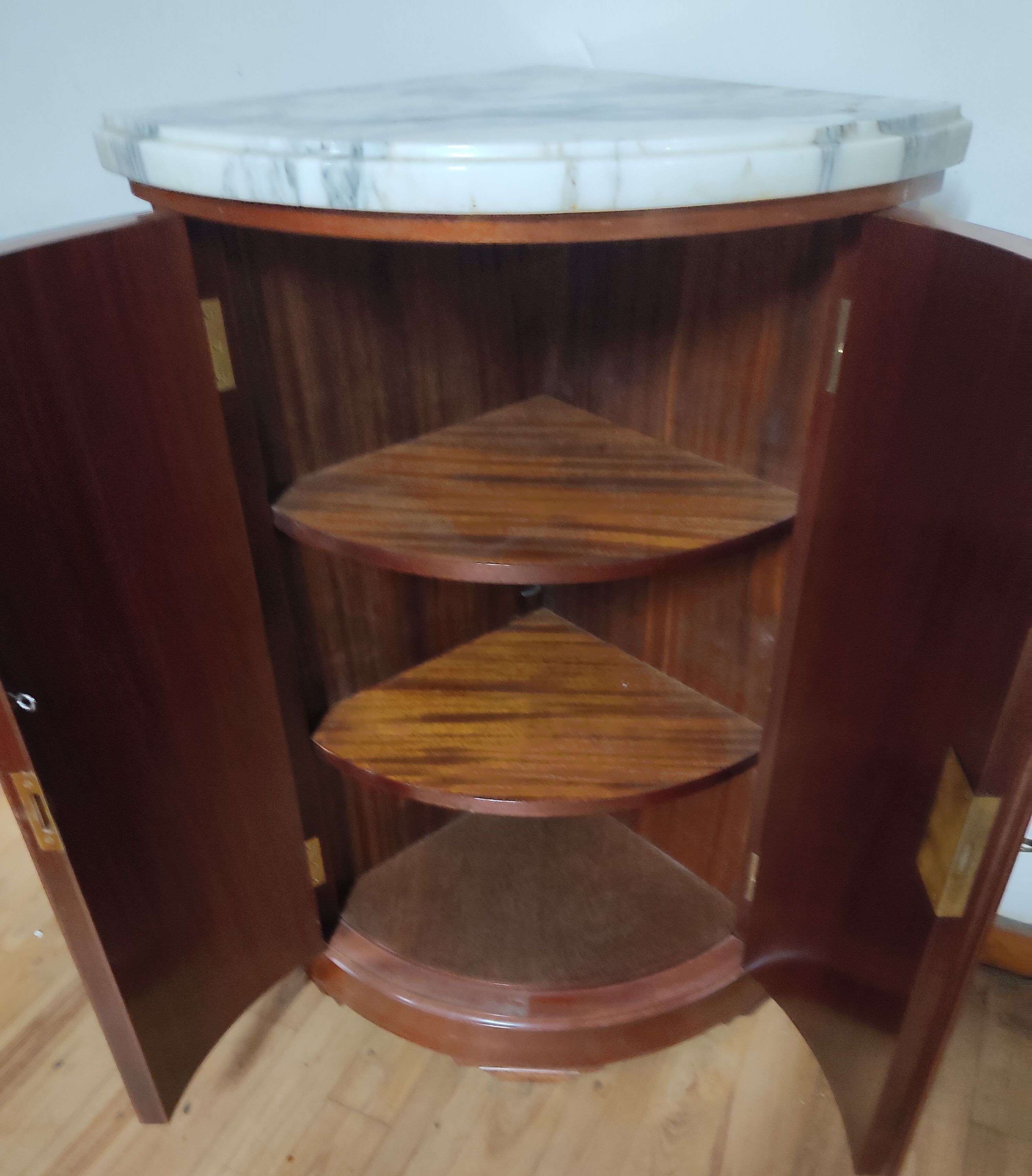 Mahogany notch with marble