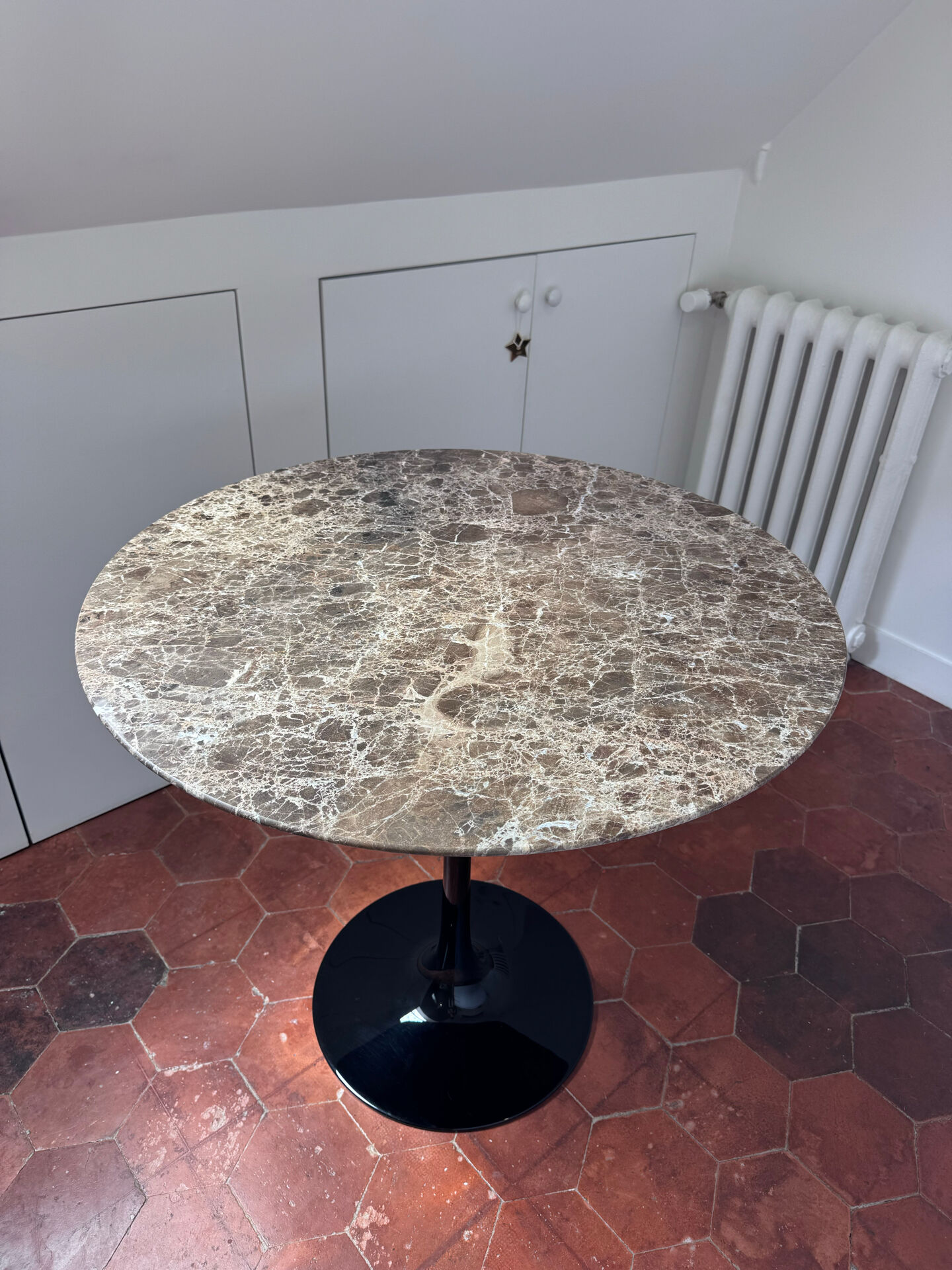Tulip Table – Eero Saarinen style – dark brown Emperador marble top
