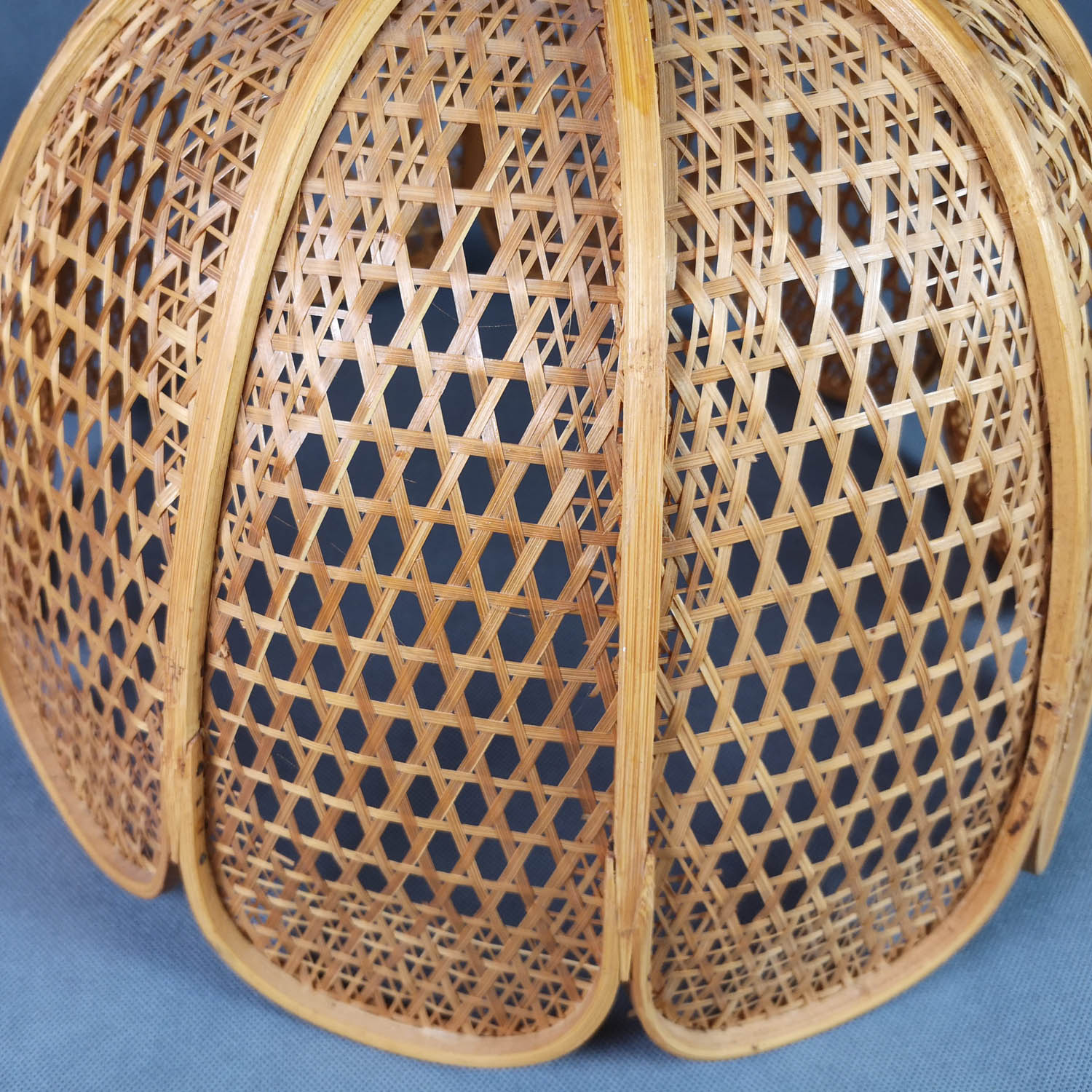 Flower suspension in braided rattan and vintage openwork - very nice condition