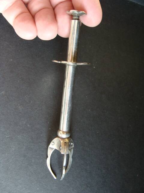 True sugar tongs The Crab