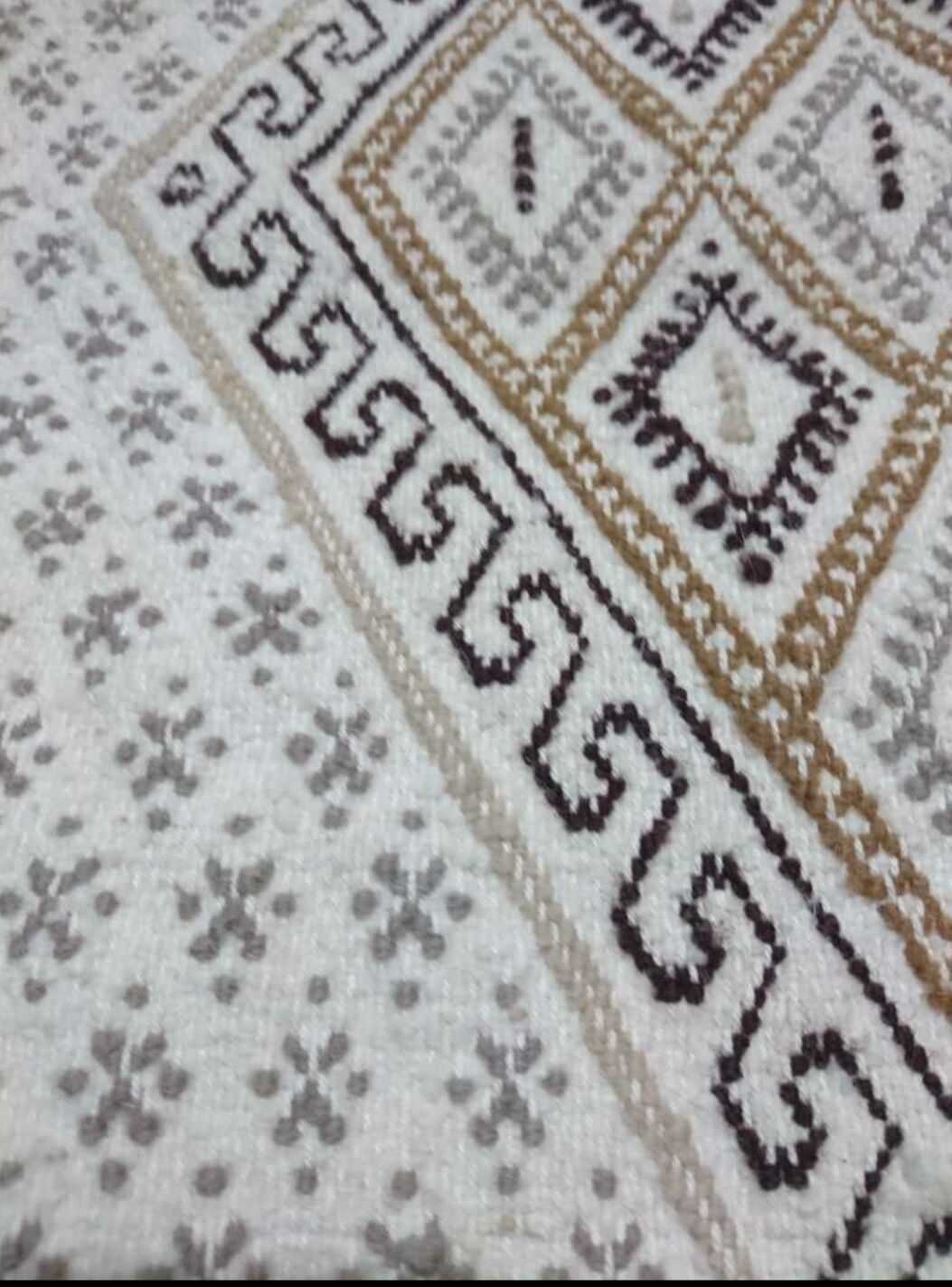 Berber carpet handmade in pure wool beige 78 x 158 cm