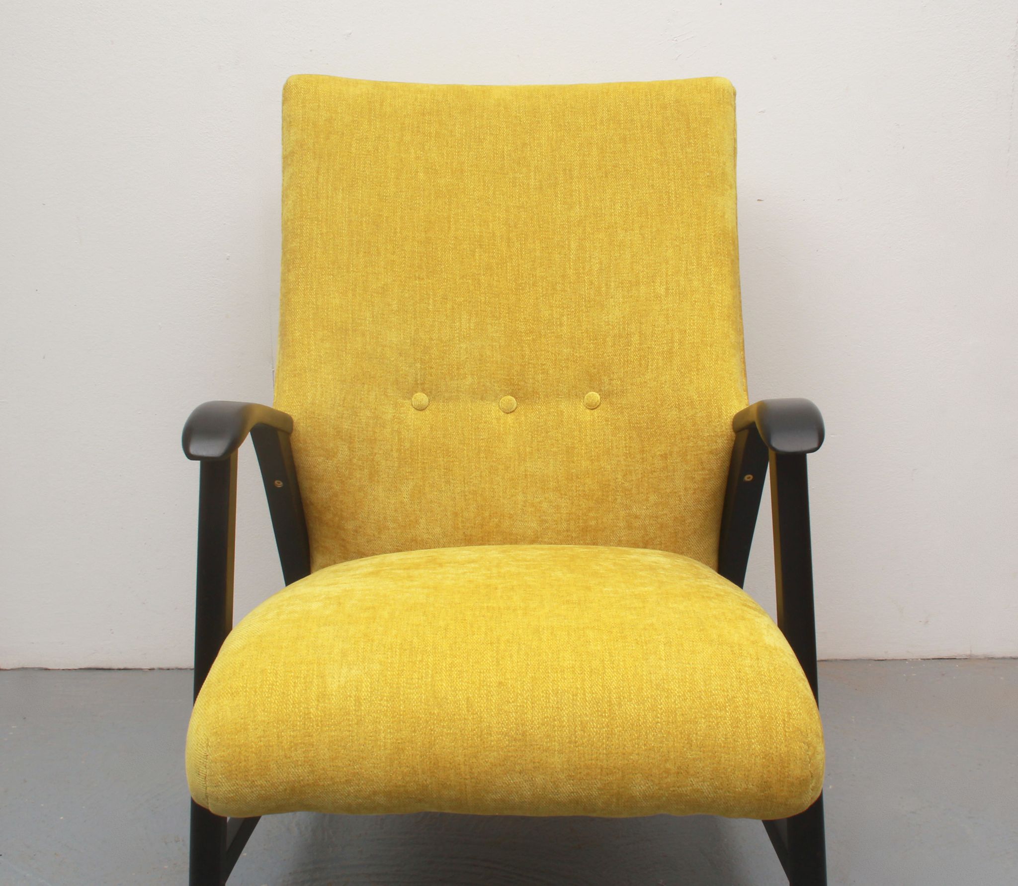 Fauteuil des années 1950 en velours jaune, entièrement restauré