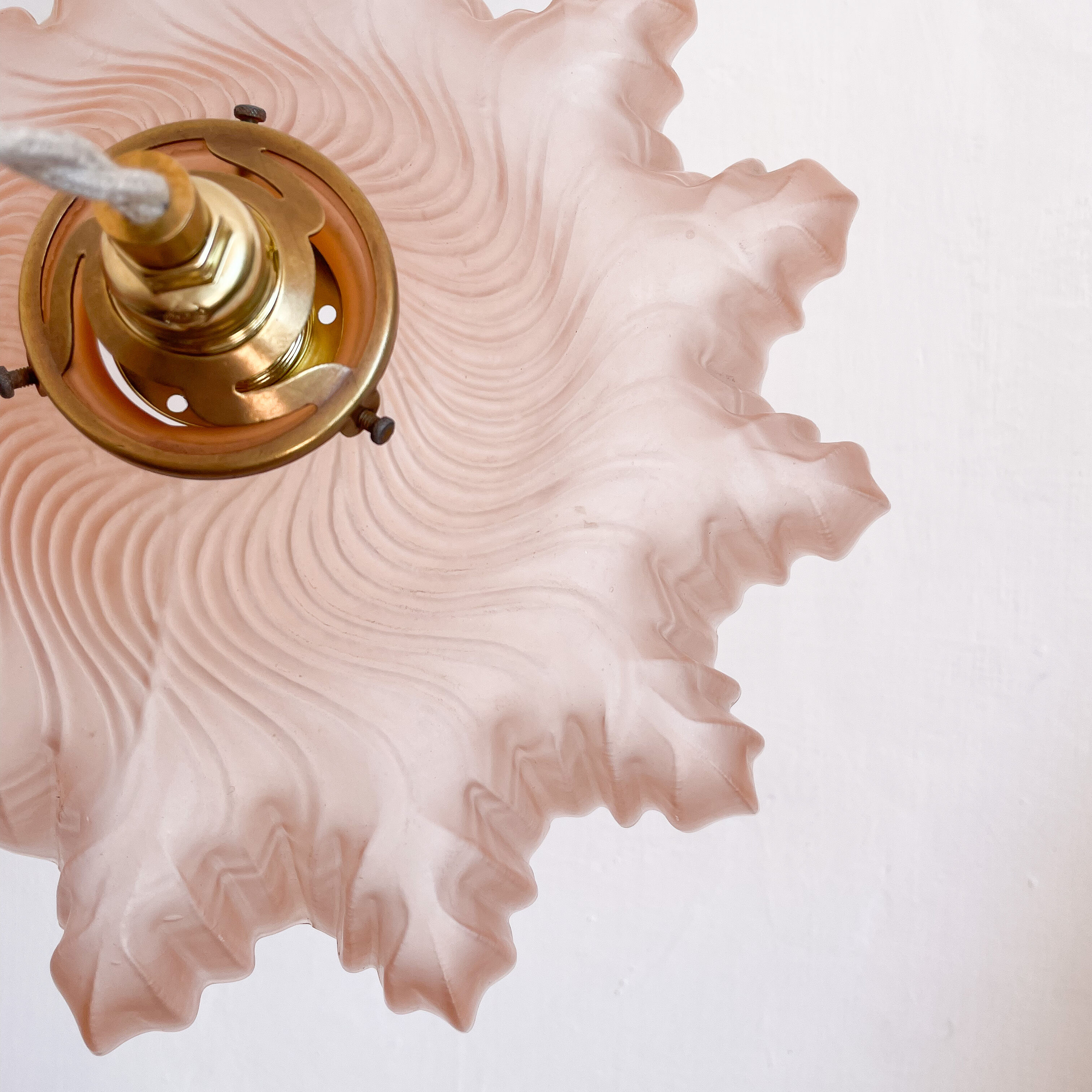 Suspension ancienne en opaline et laiton