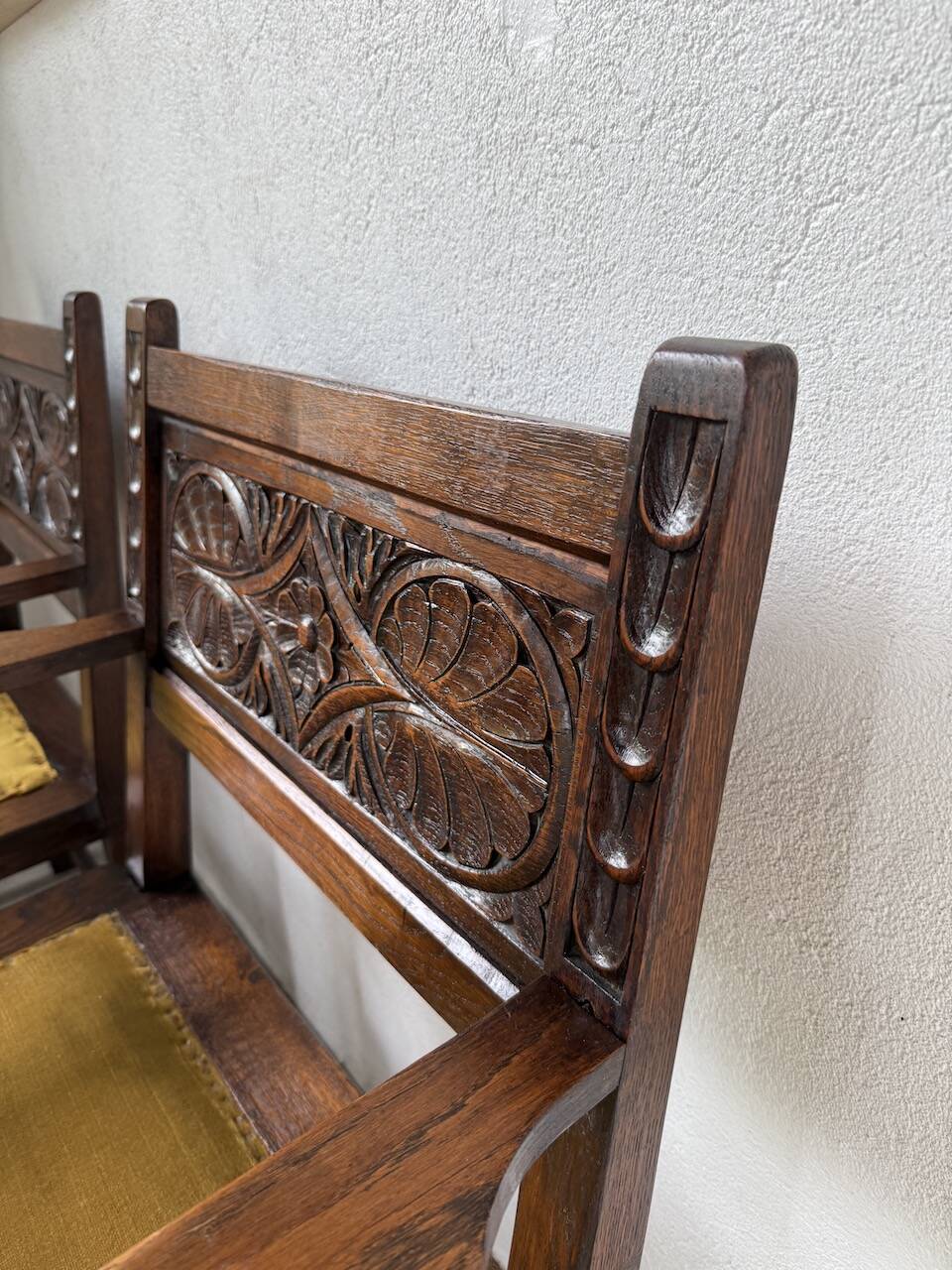 Paire de fauteuils style espagnol bois sculpté 1900