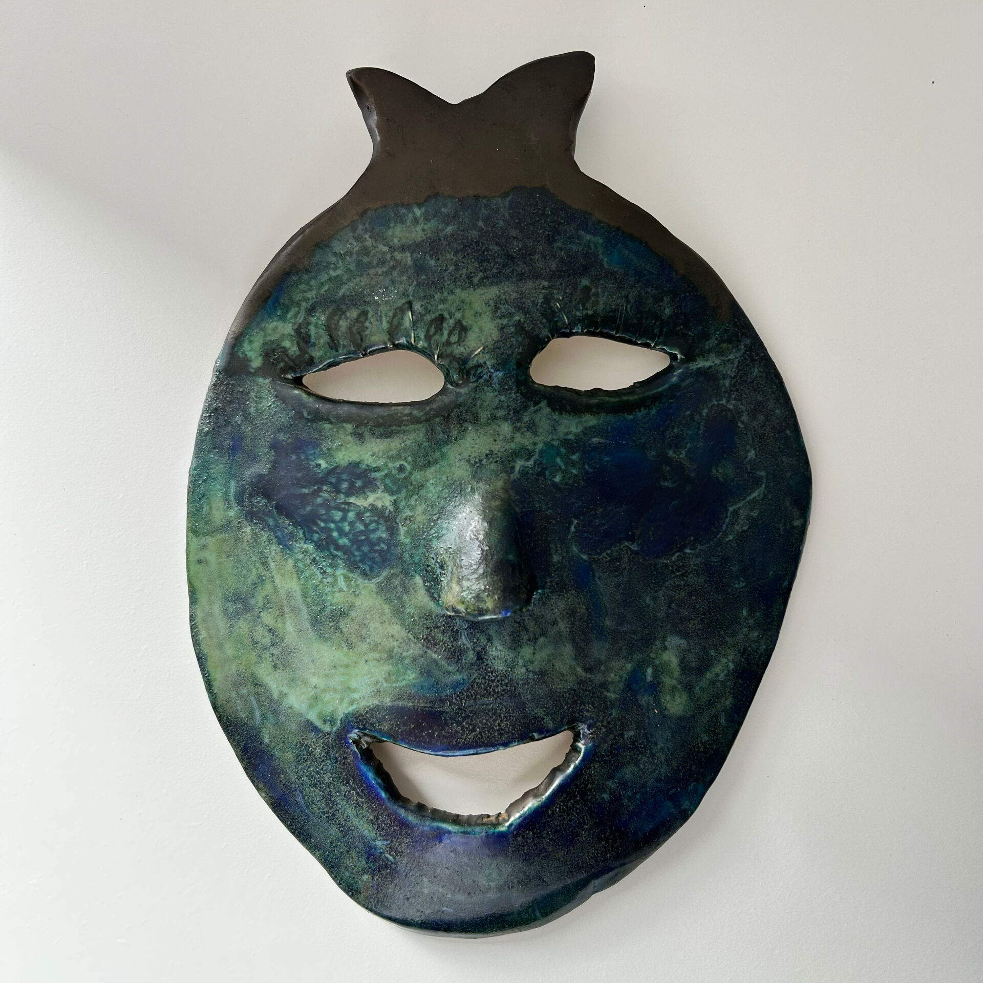 Masque brutaliste signé