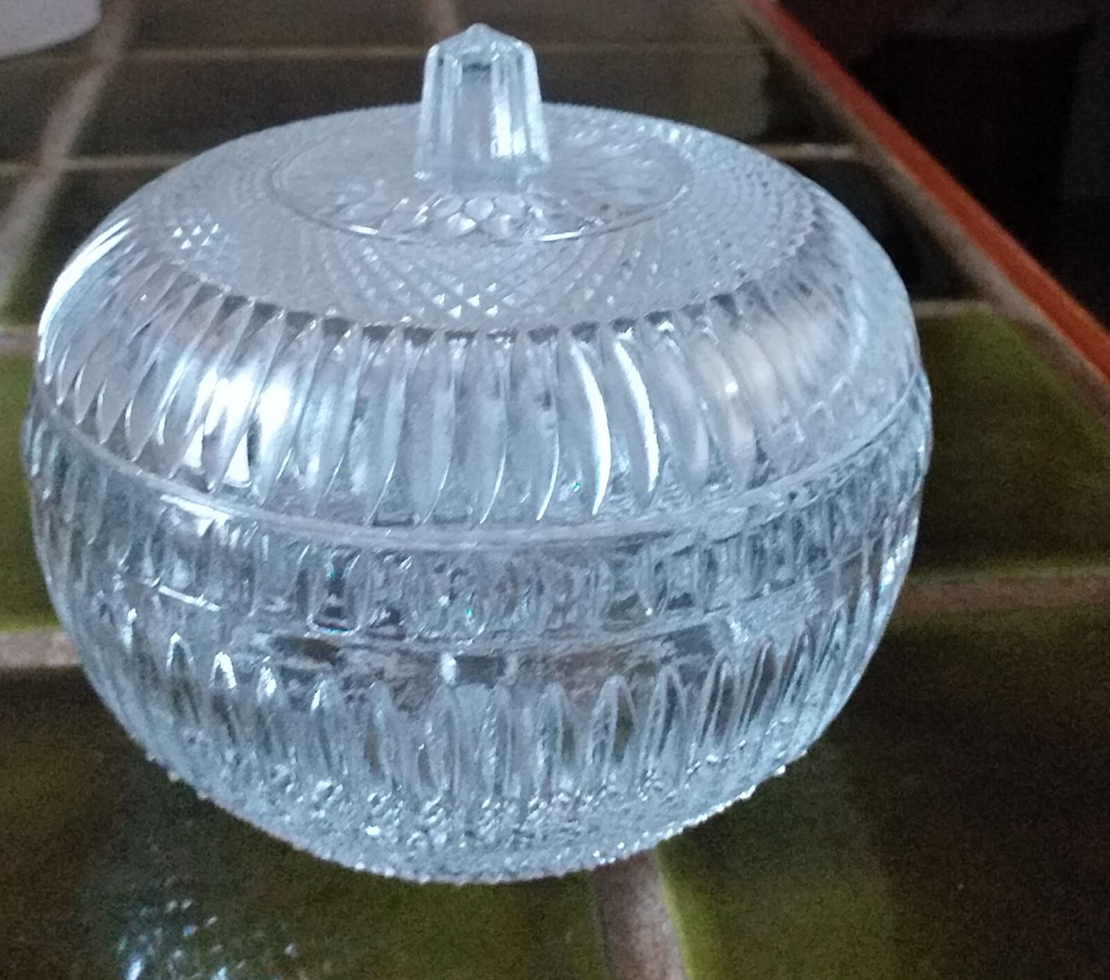 Sucrier en verre moulé ciselé
