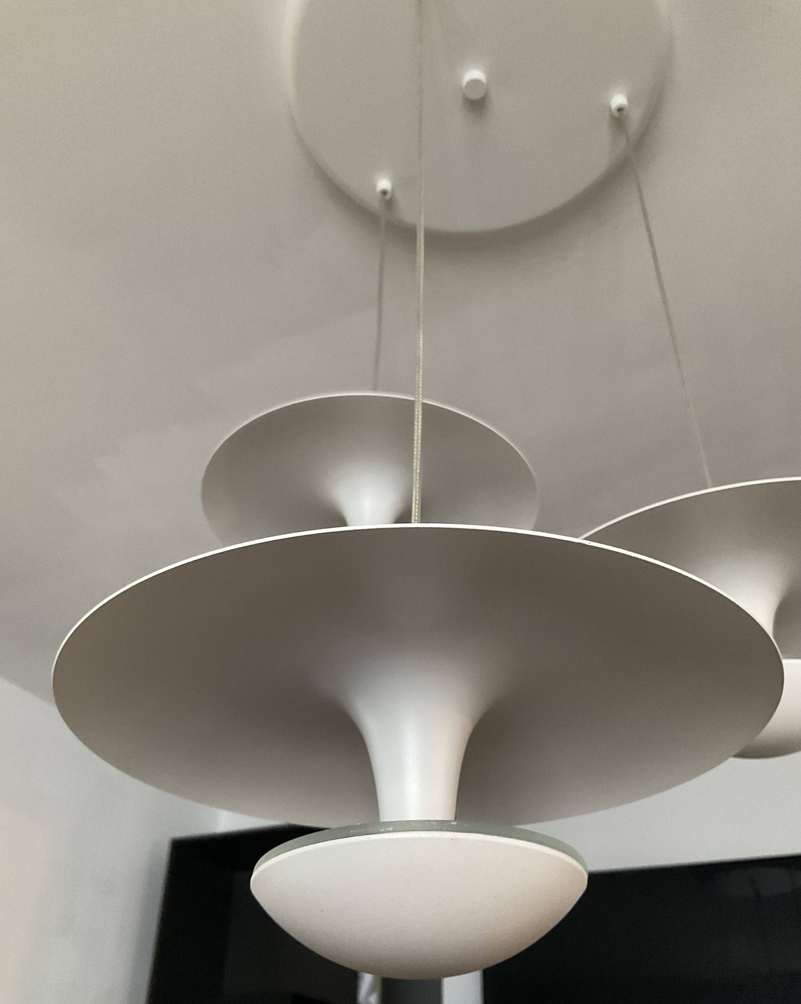 Suspension cascade design 3 white metal saucers