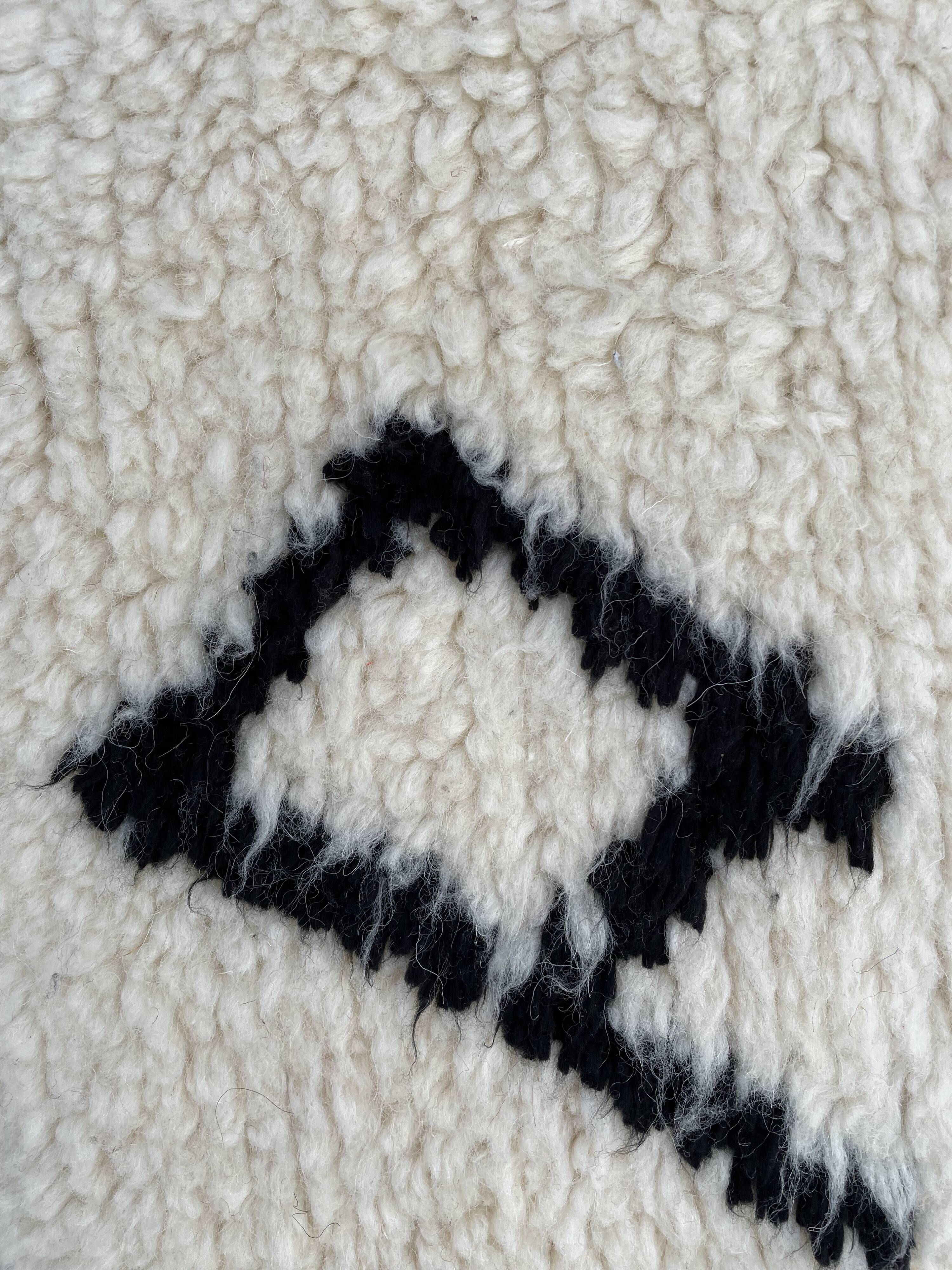 Tapis berbere blanc et noir moderne beni ouarain 200x300 cm
