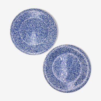 Deux assiettes mouchetées bleues