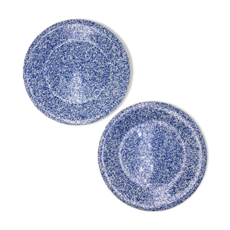 Deux assiettes mouchetées bleues