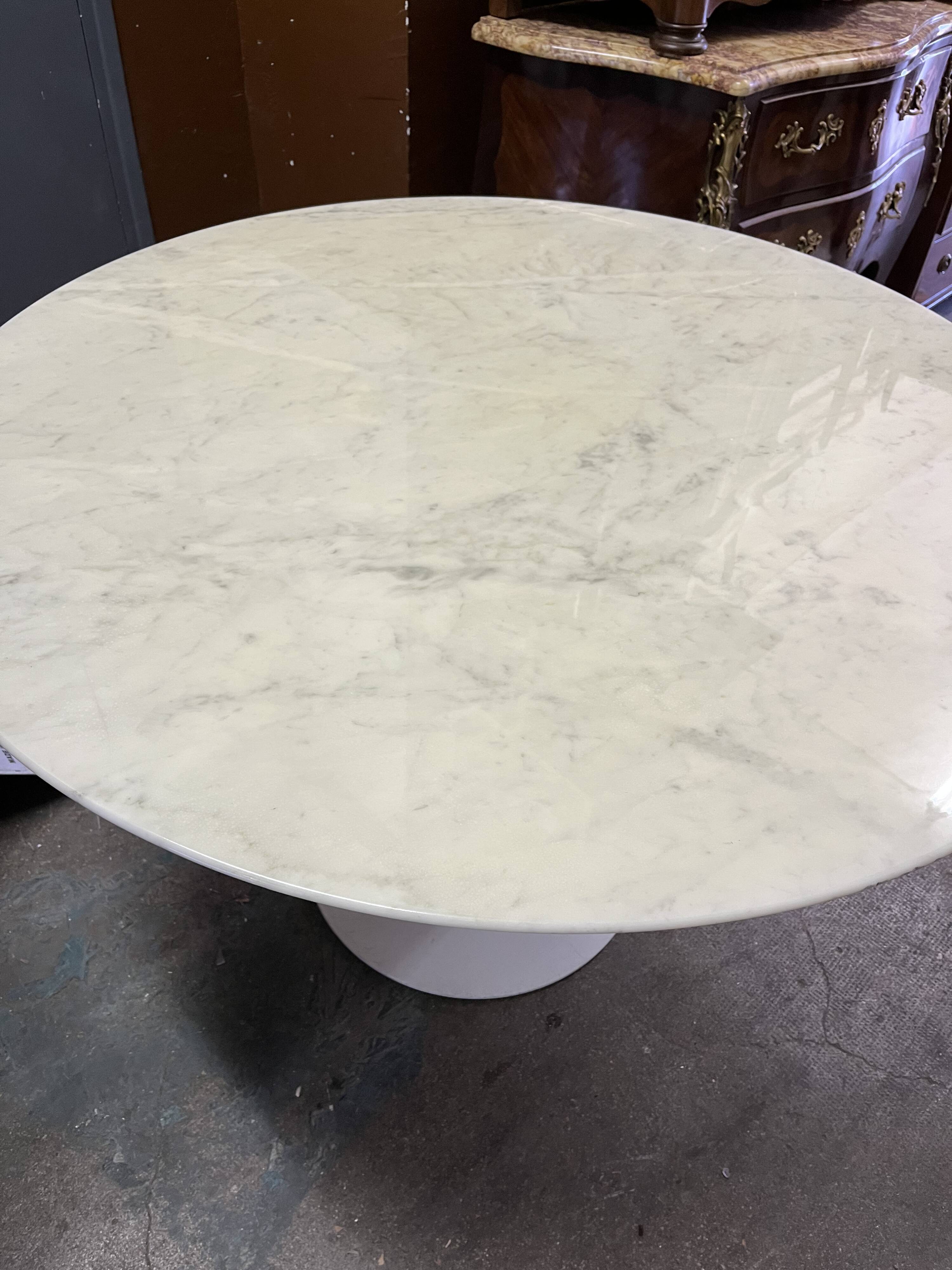 Marble round table by Ereo Saarinen , Knoll edition