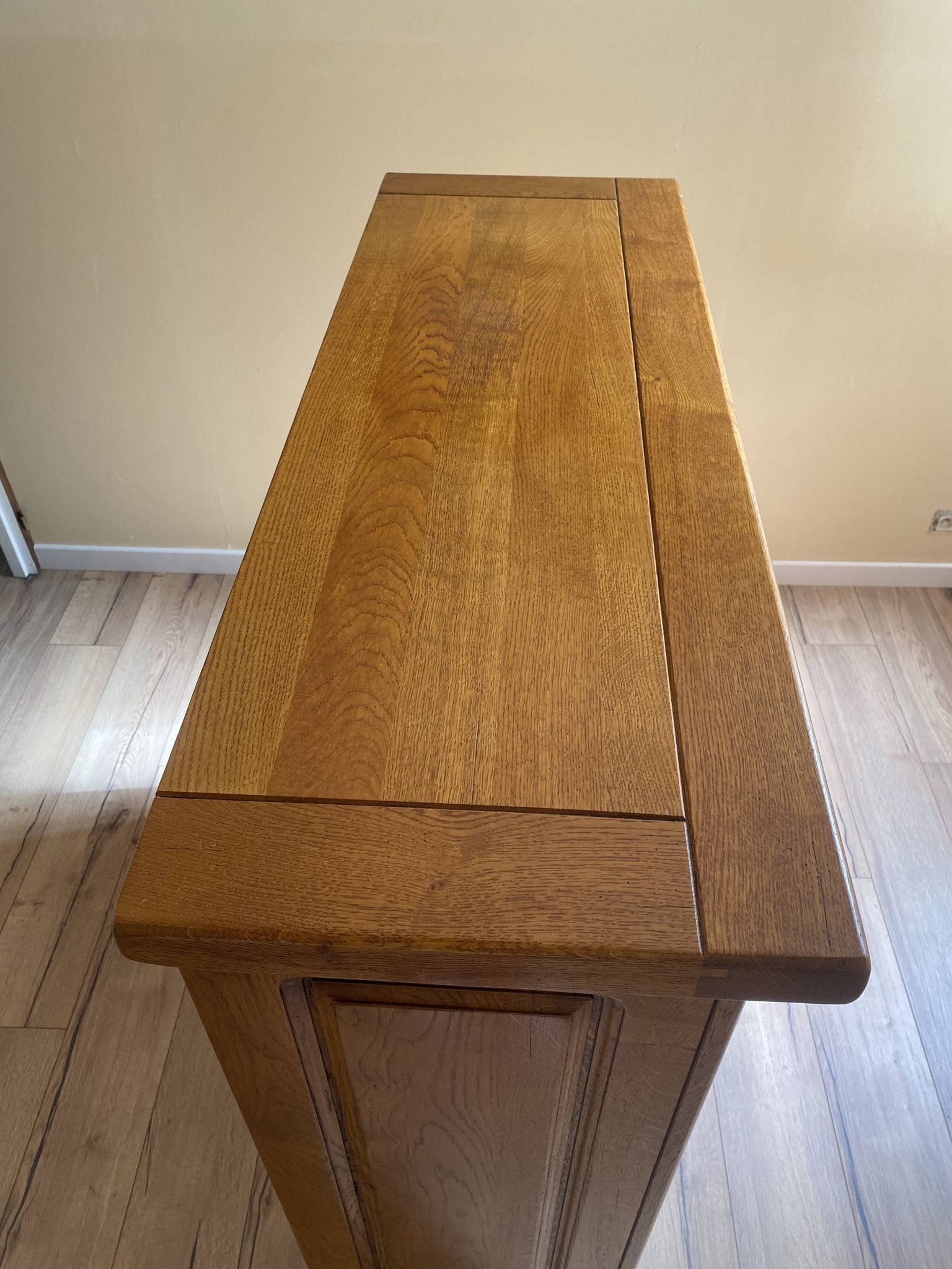 Artisanal buffet in solid oak, traditional assembly.