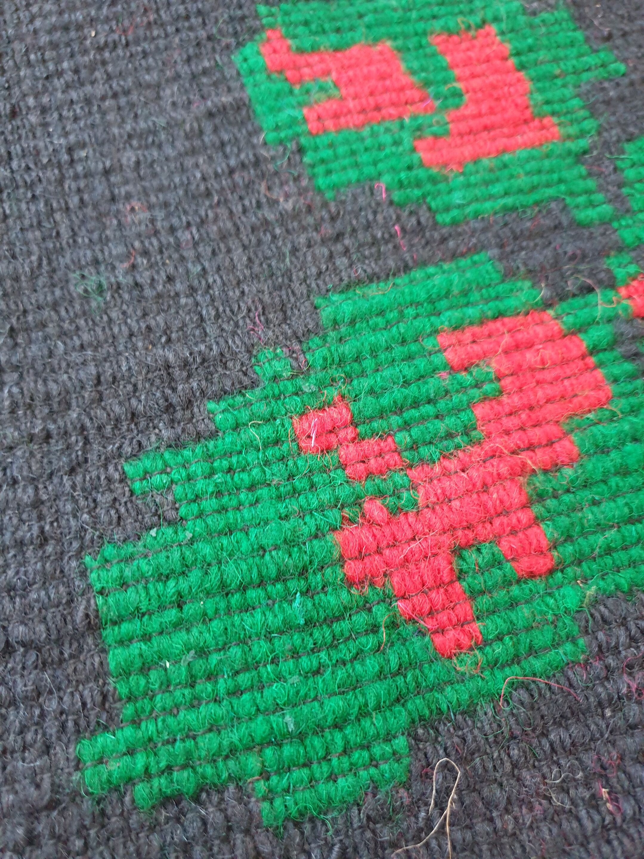 Tapis roumain tissé à la main, fond noir avec de grandes roses
