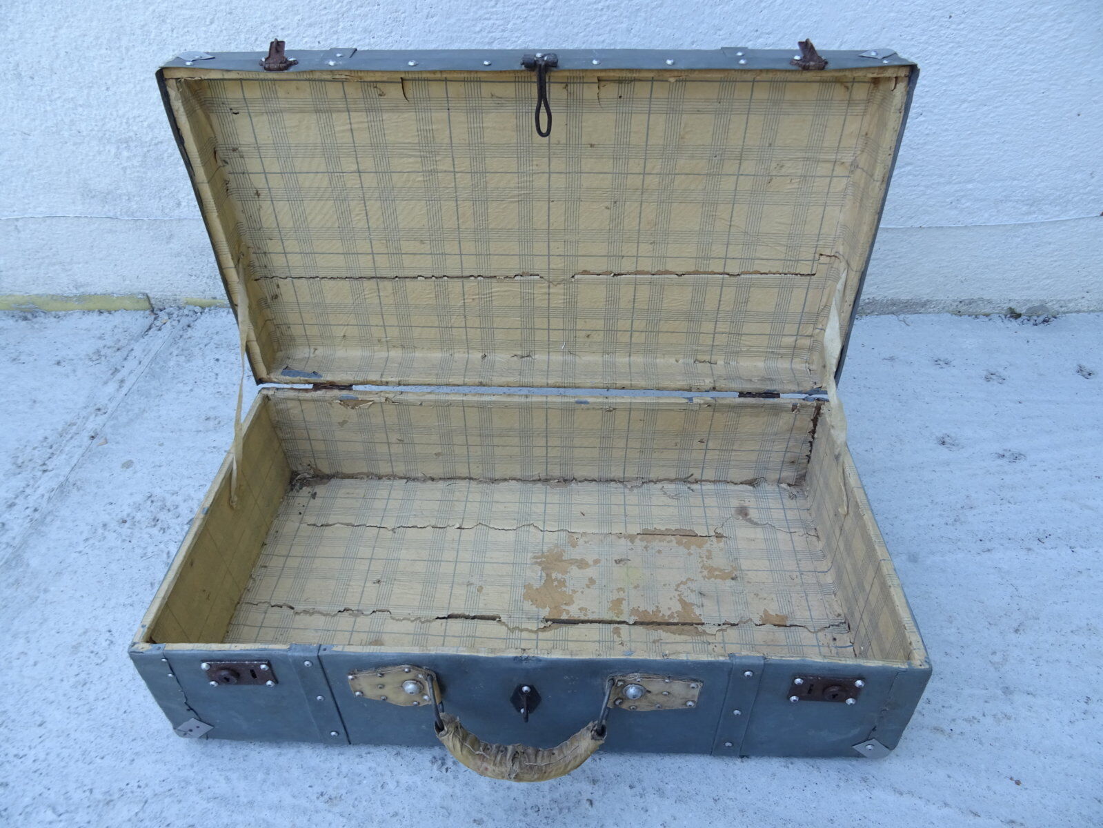 Zinc-covered trunk