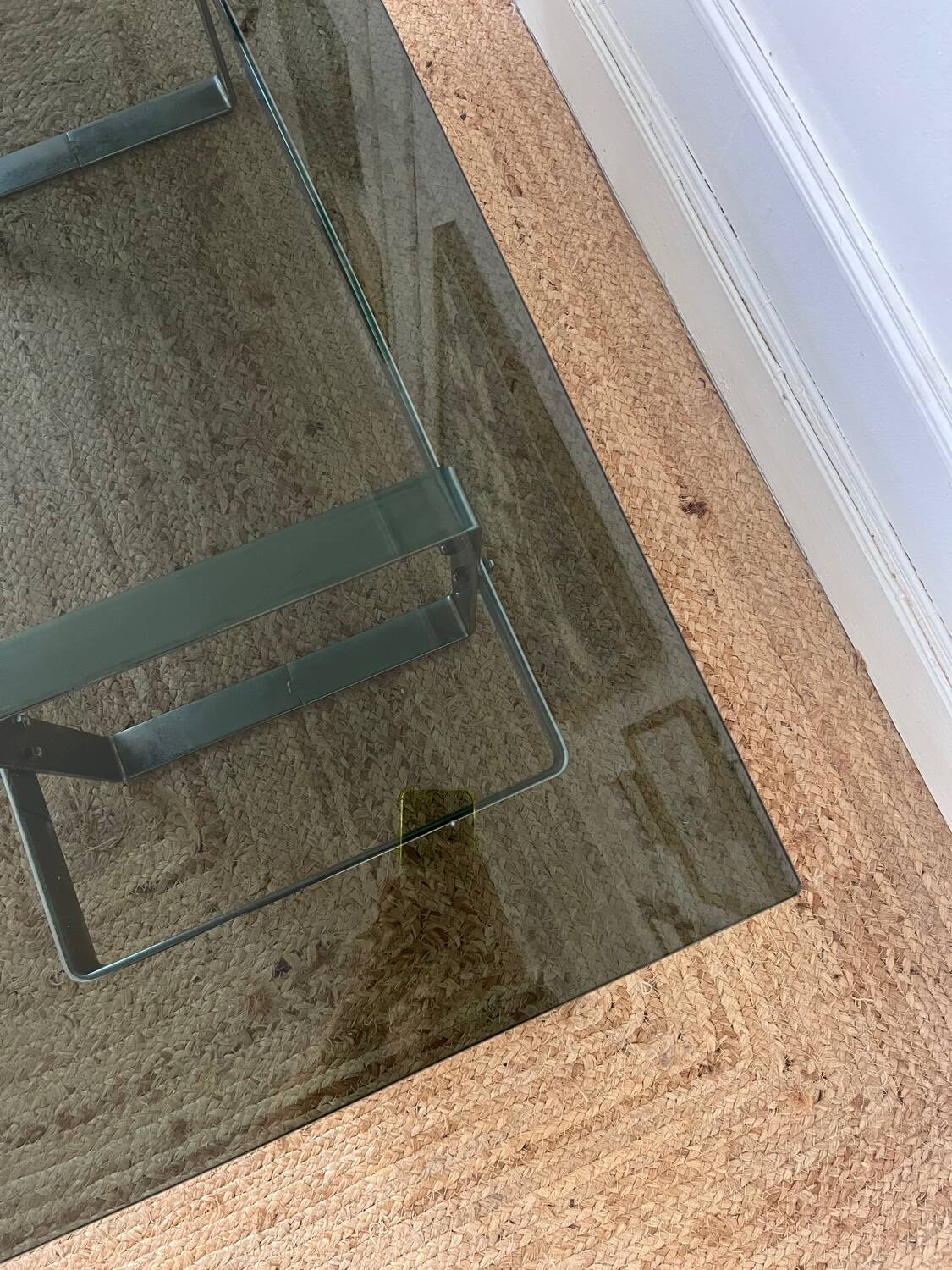 Table basse en acier chromé et plateau en verre fumé design 70