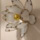 Applique fleur de lotus en verre cerclée laiton doré