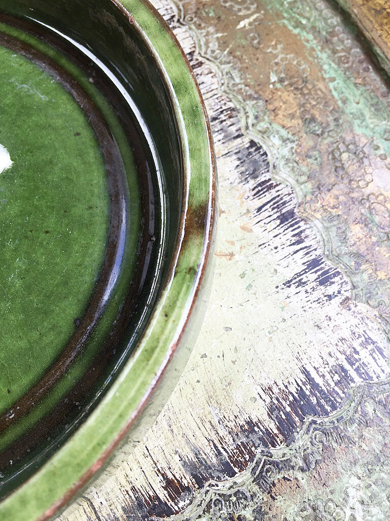 Assiette plat en terre vernissée vert