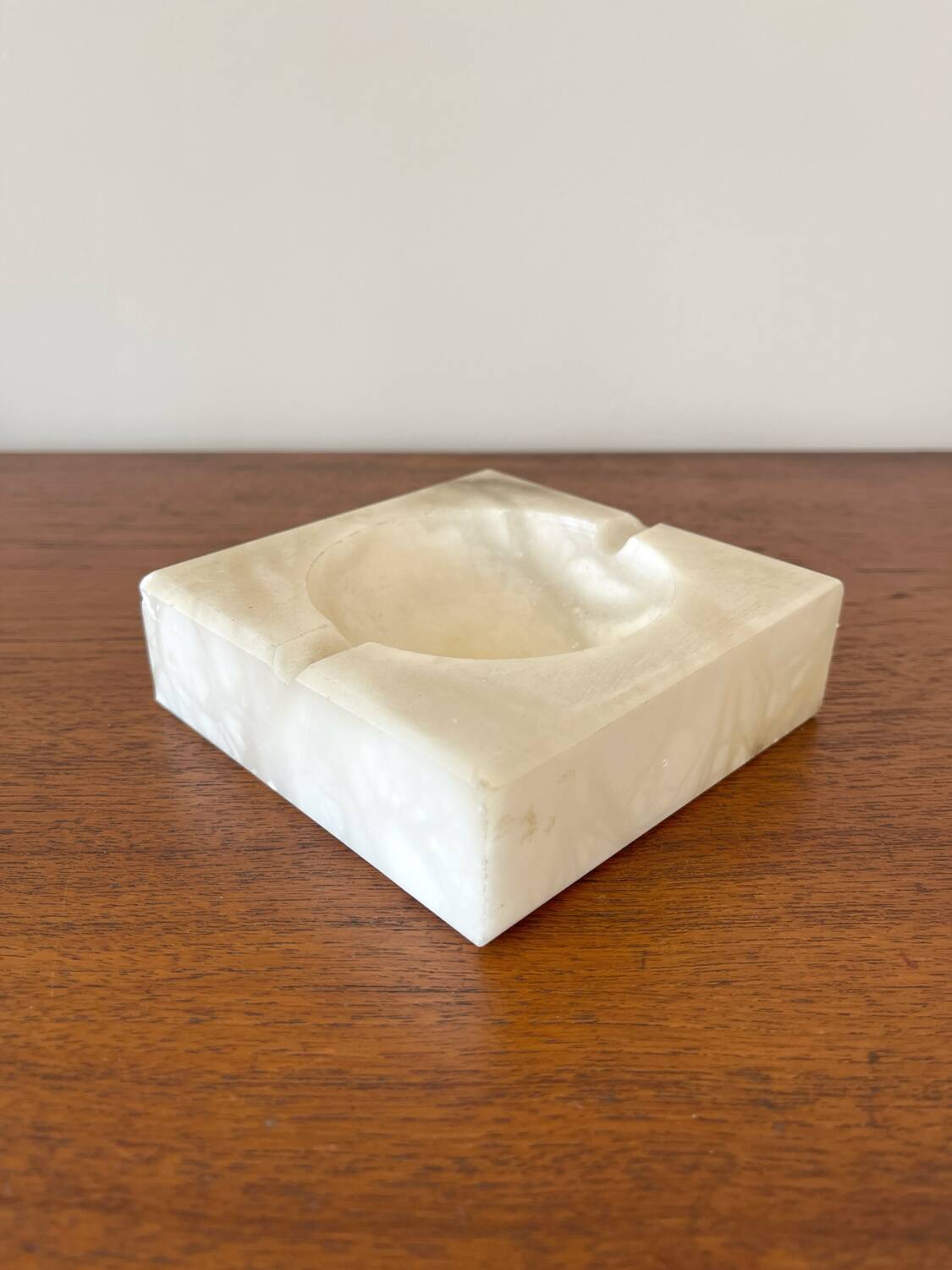 Square ashtray in vintage marble-effect alabaster