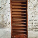 Armoire à rideau vintage en chêne français – meuble de rangement des années 1920 avec 12 étagères fixes et ferrures en laiton (42 × 38 × 118 cm)